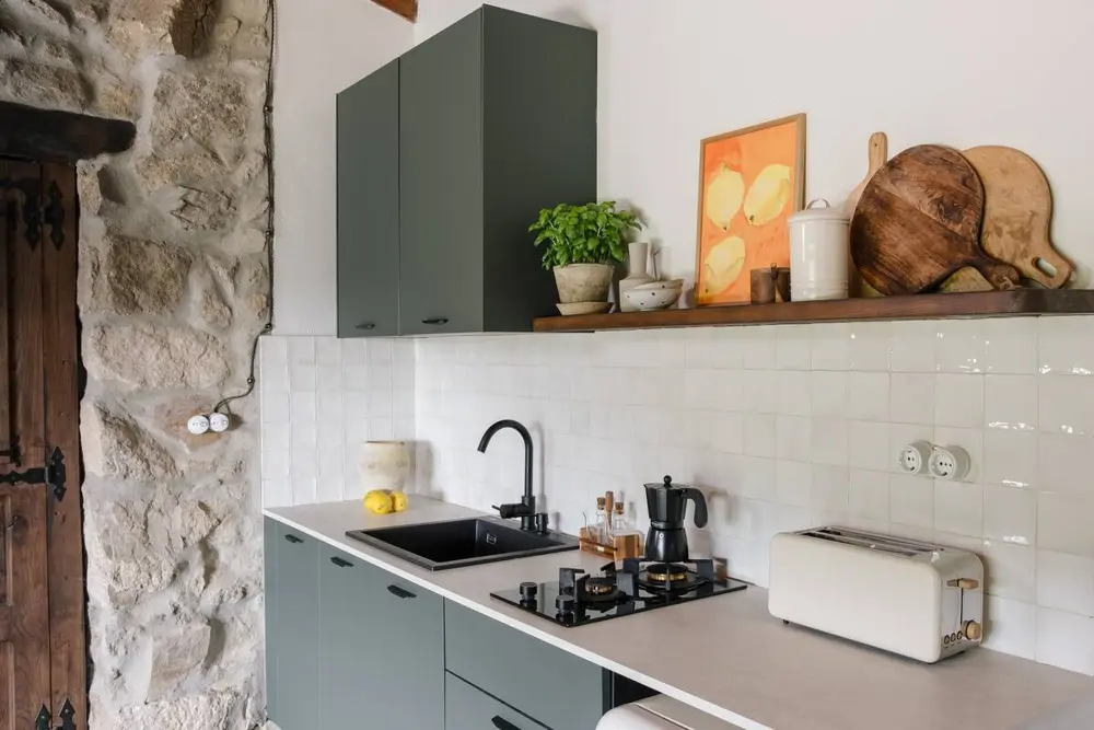 cuisine verte moderne petite maison en pierres de 50m2 cuisine verte moderne petite maison en pierres de 50m2