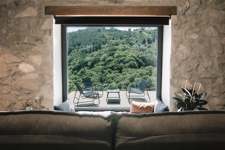 salon avec picture window petite maison en pierres de 50m2 salon avec picture window petite maison en pierres de 50m2