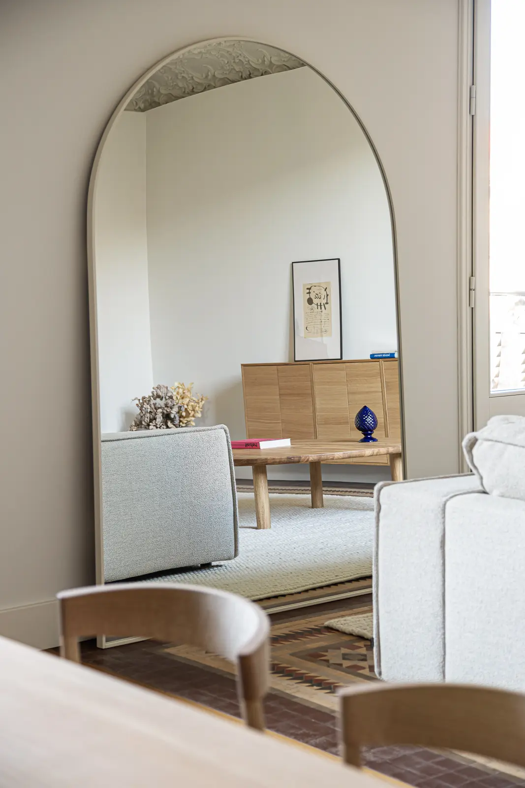 salon avec moulures appartement design et classique Barcelone