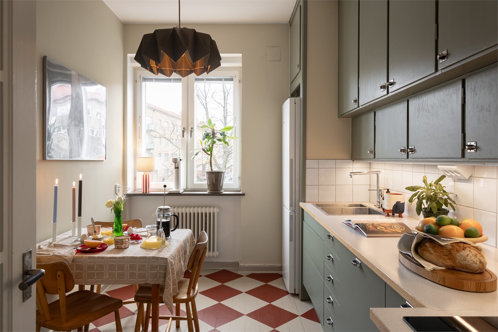 cuisine verte sol à damier rouge et blanc appartement 60m2 décoration vintage cuisine verte sol à damier rouge et blanc appartement 60m2 décoration vintage