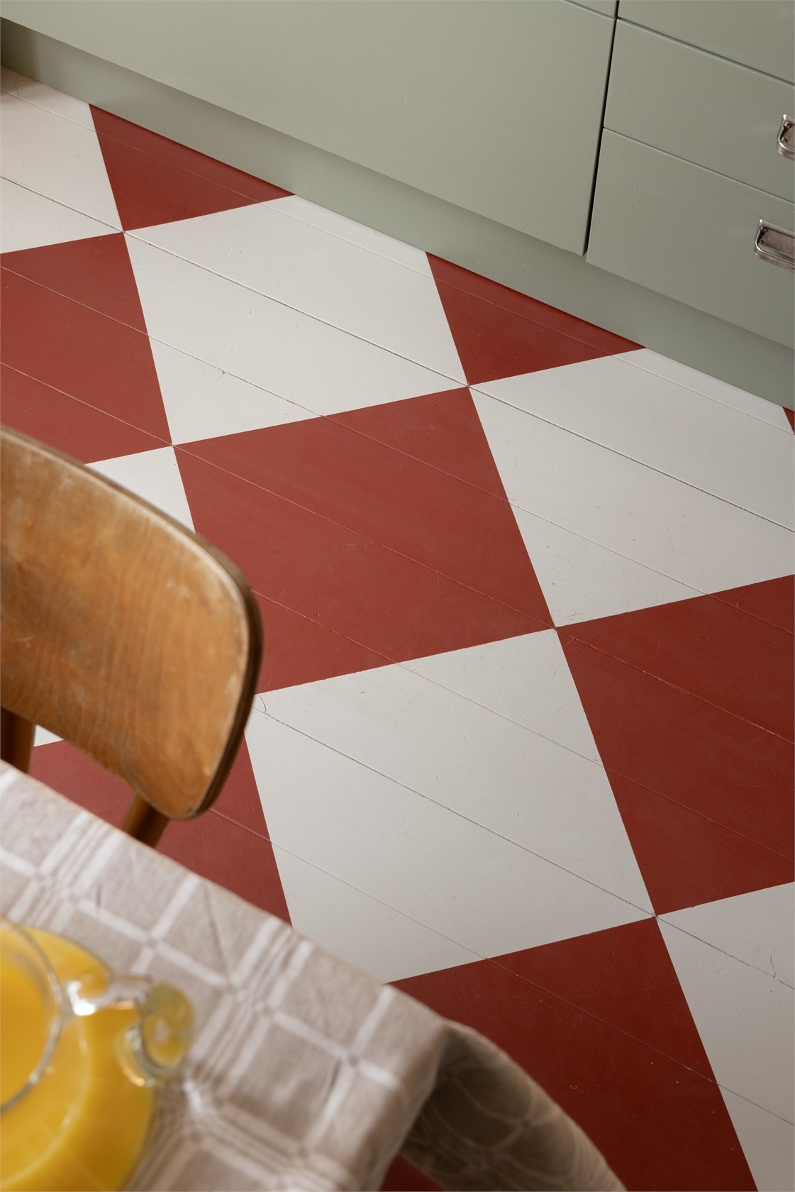 cuisine verte sol à damier rouge et blanc appartement 60m2 décoration vintage cuisine verte sol à damier rouge et blanc appartement 60m2 décoration vintage