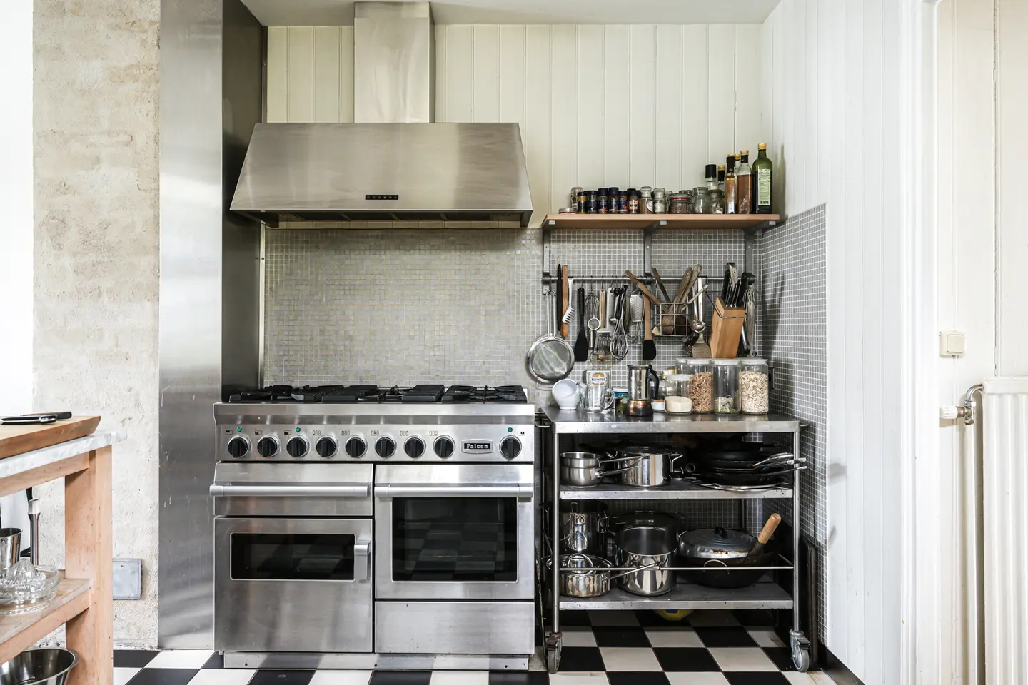 cuisine inox sol à damier noir et blanc cuisine inox sol à damier noir et blanc