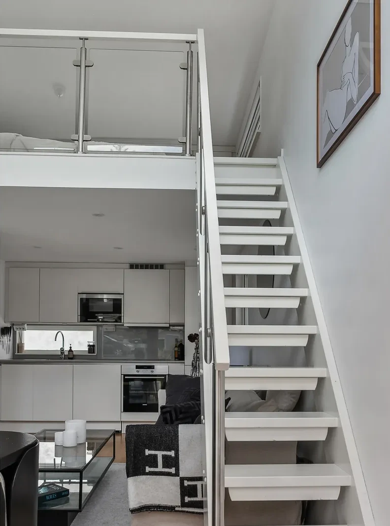 salon avec escalier petite maison 33m2