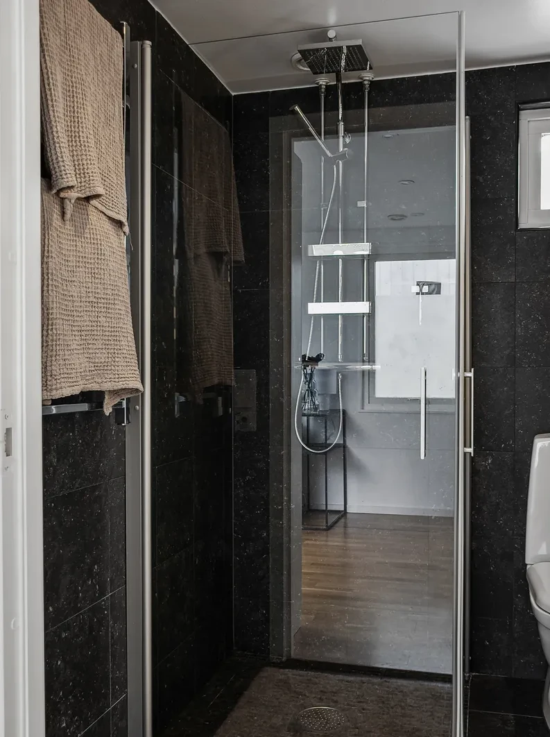 salle de bain design noire