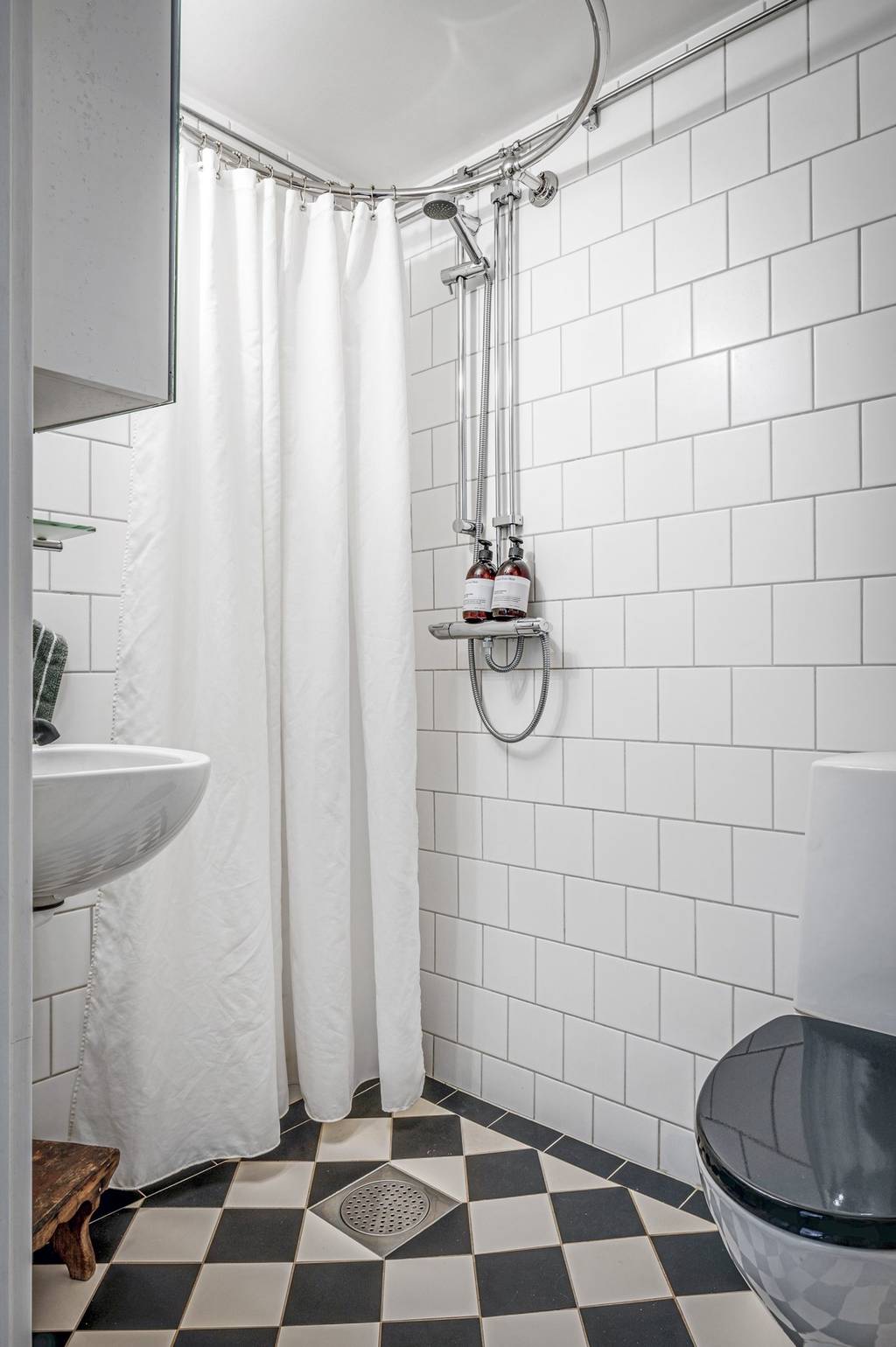 salle de bain blanche sol à damier noir et blanc salle de bain blanche sol à damier noir et blanc
