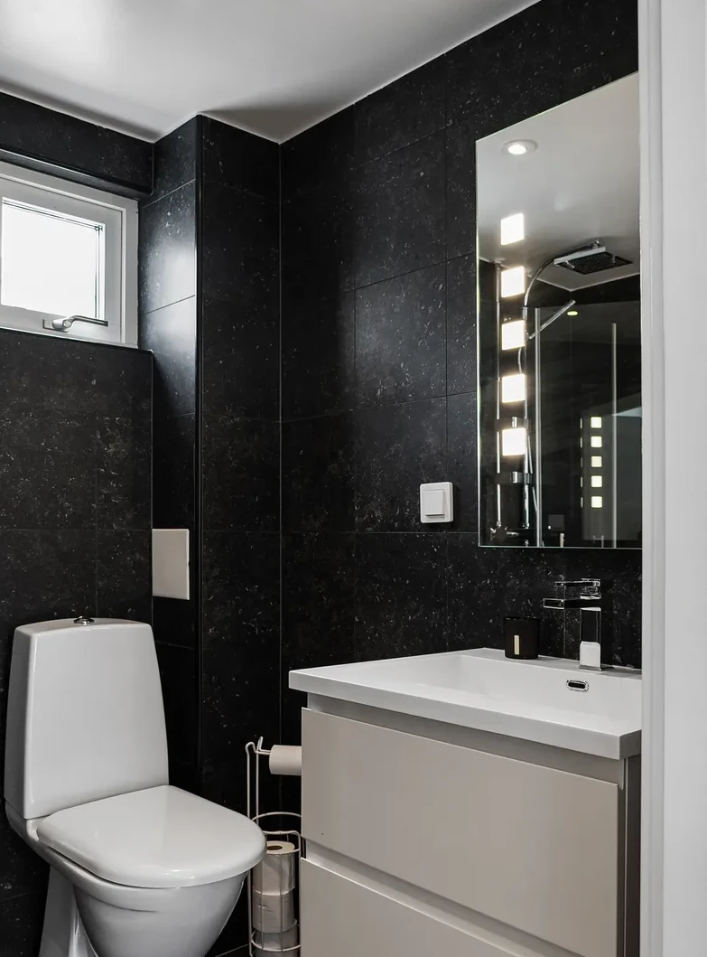 salle de bain design noire