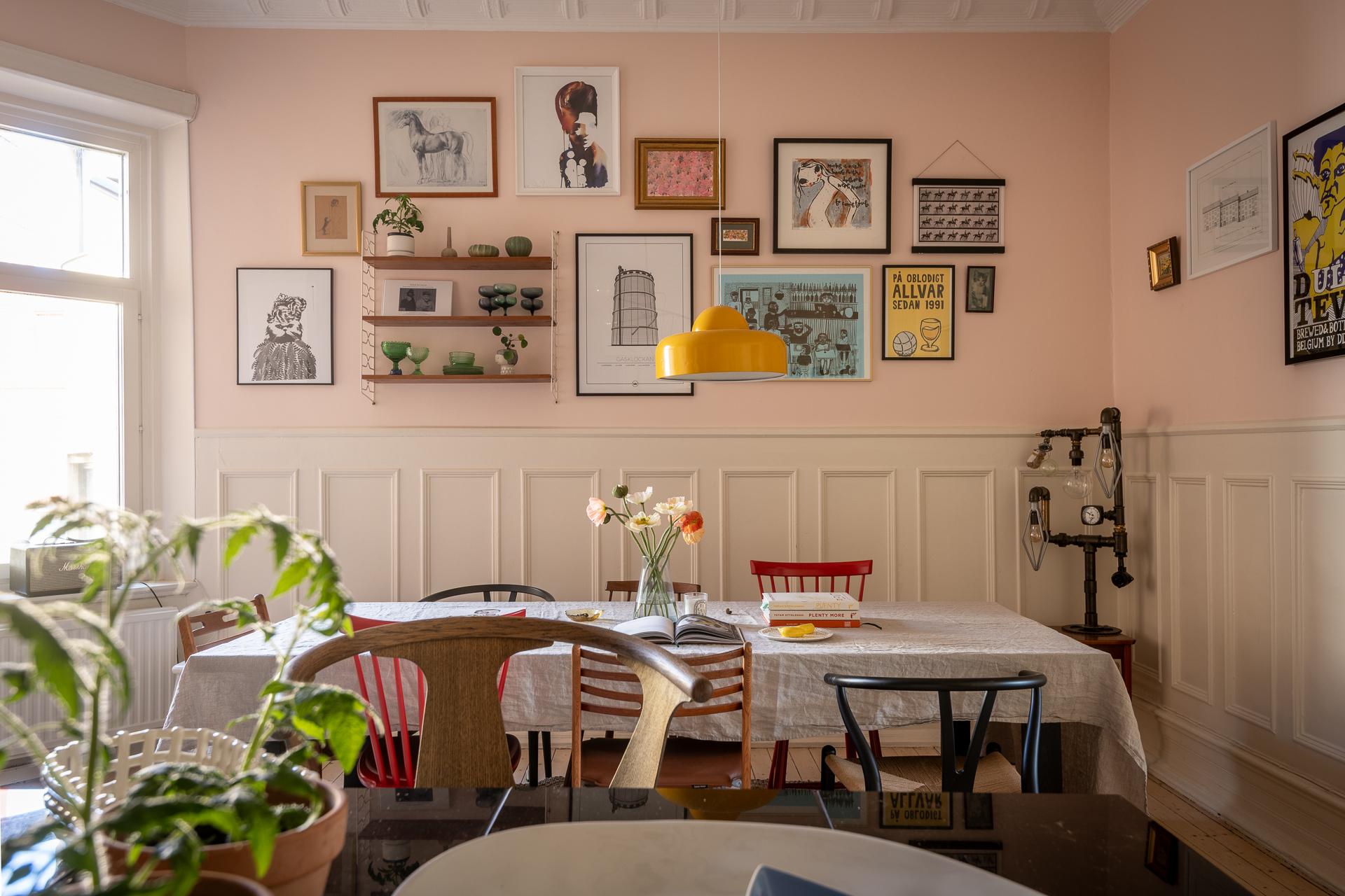 salle à manger mur rose dans cuisine décoration scandinave