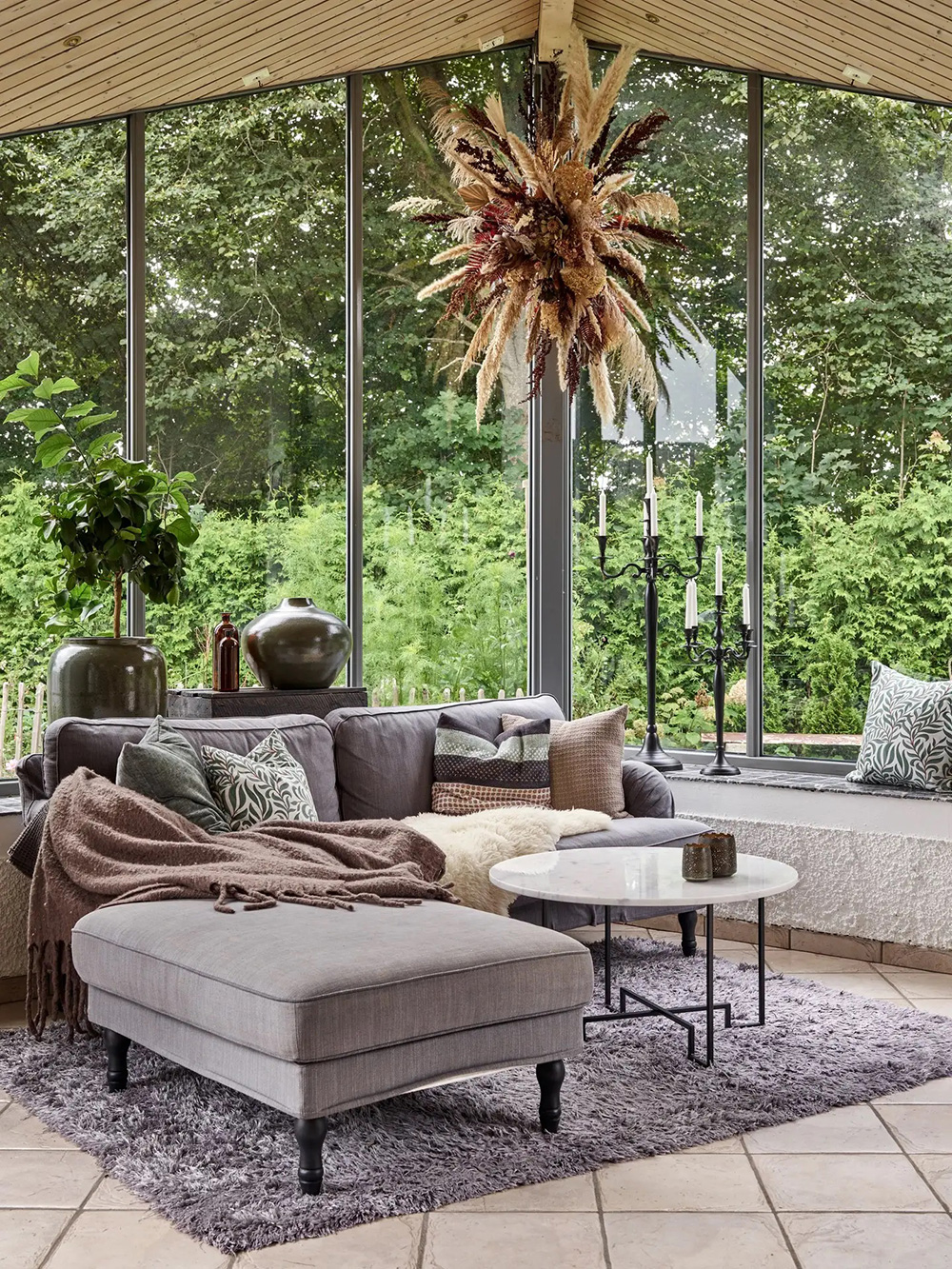 salon avec baies vitrées maison de ville en Suède