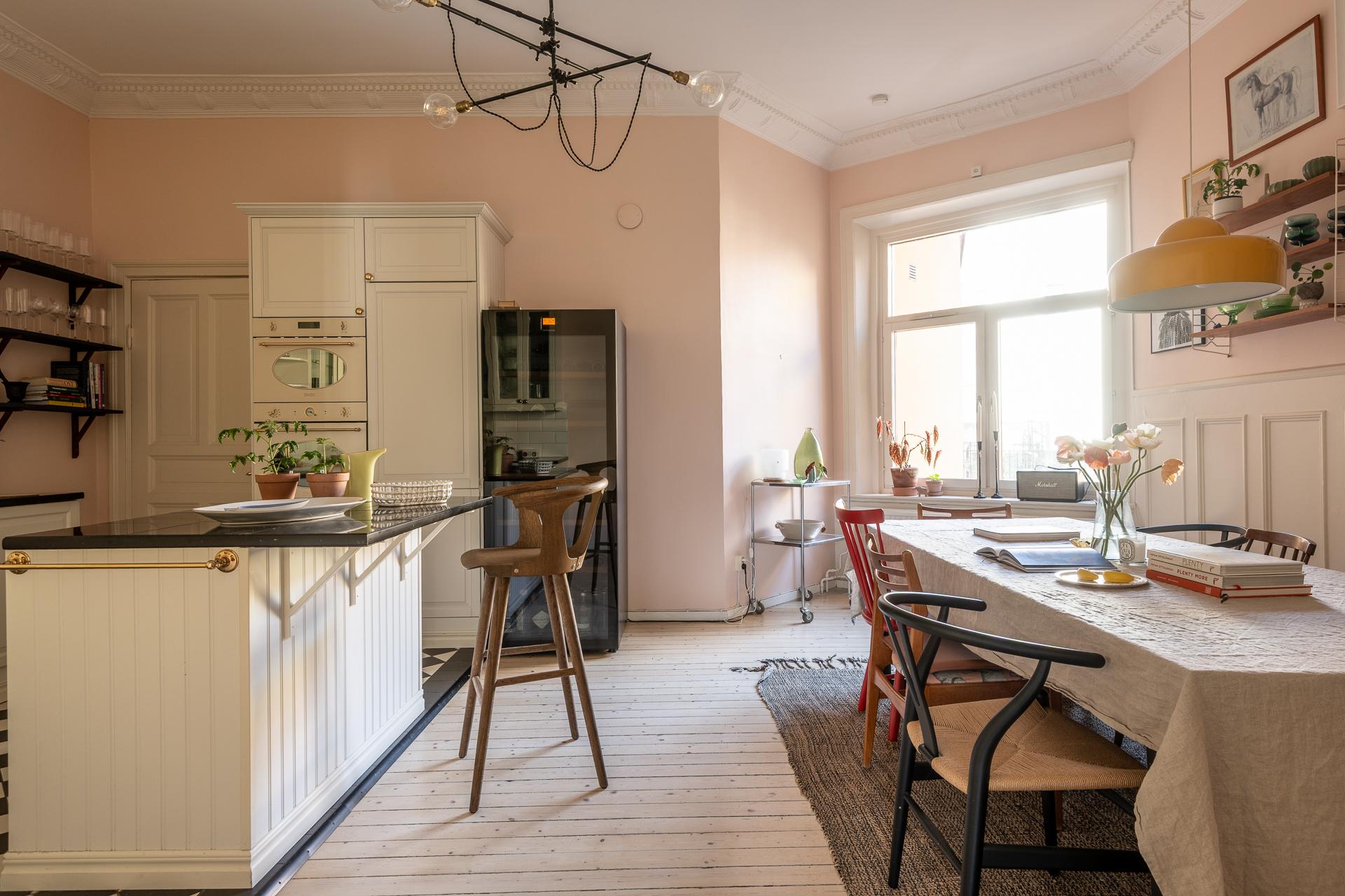 salle à manger et cuisine mur rose décoration scandinave