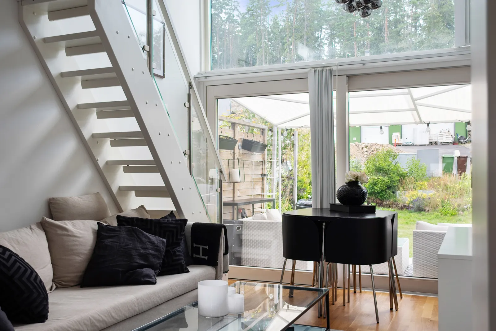 salon avec escalier petite maison 33m2