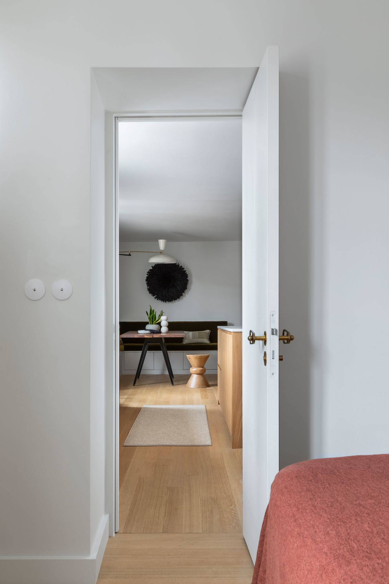 chambre décoration contemporaine petit appartement 50m2 Paris photo © Pauline Le Goff chambre décoration contemporaine petit appartement 50m2 Paris photo © Pauline Le Goff