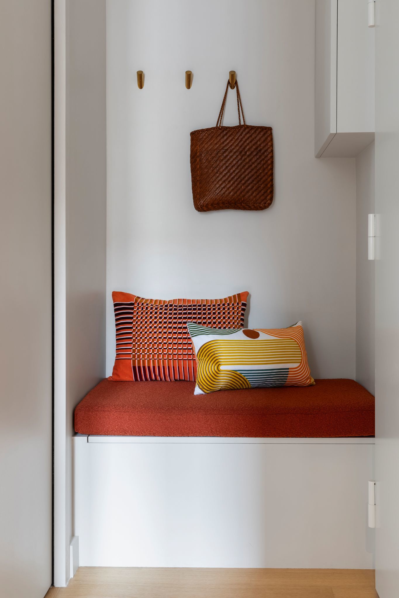 entrée avec banc décoration contemporaine photo © Pauline Le Goff entrée avec banc décoration contemporaine photo © Pauline Le Goff