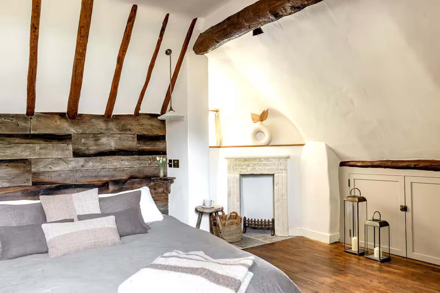 chambre mansardée avec colombages et poutres cottage Cotswolds Angleterre Hoo Cottage