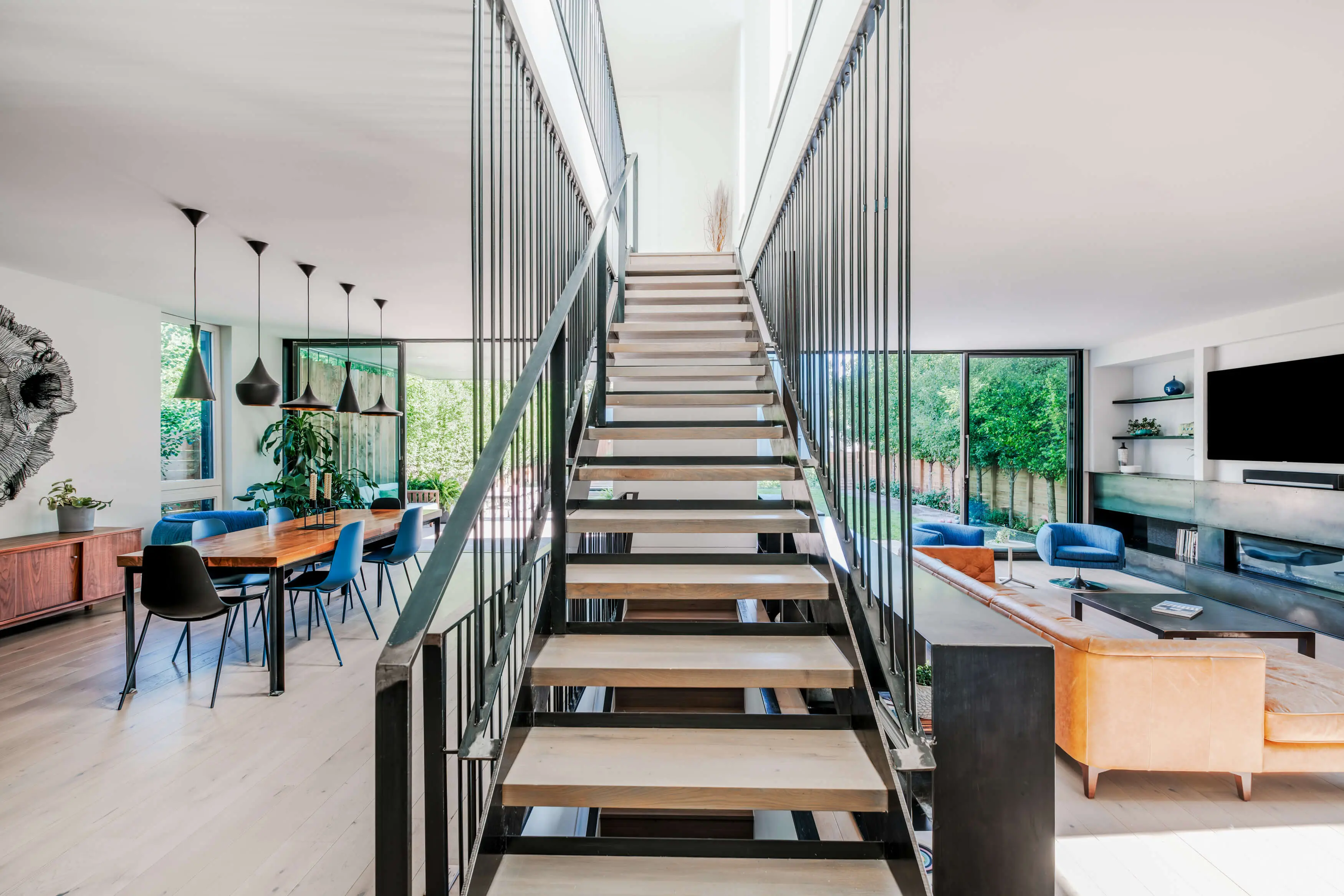 salon avec escalier acier maison contemporaine salon avec escalier acier maison contemporaine