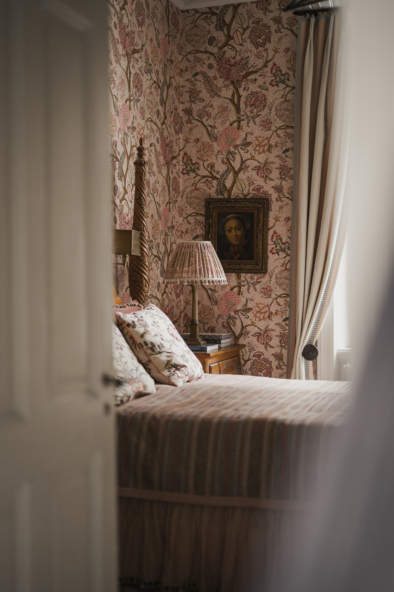chambre avec papier-peint Pierre Frey rose trois-pièces décoration élégante chambre avec papier-peint Pierre Frey rose trois-pièces décoration élégante