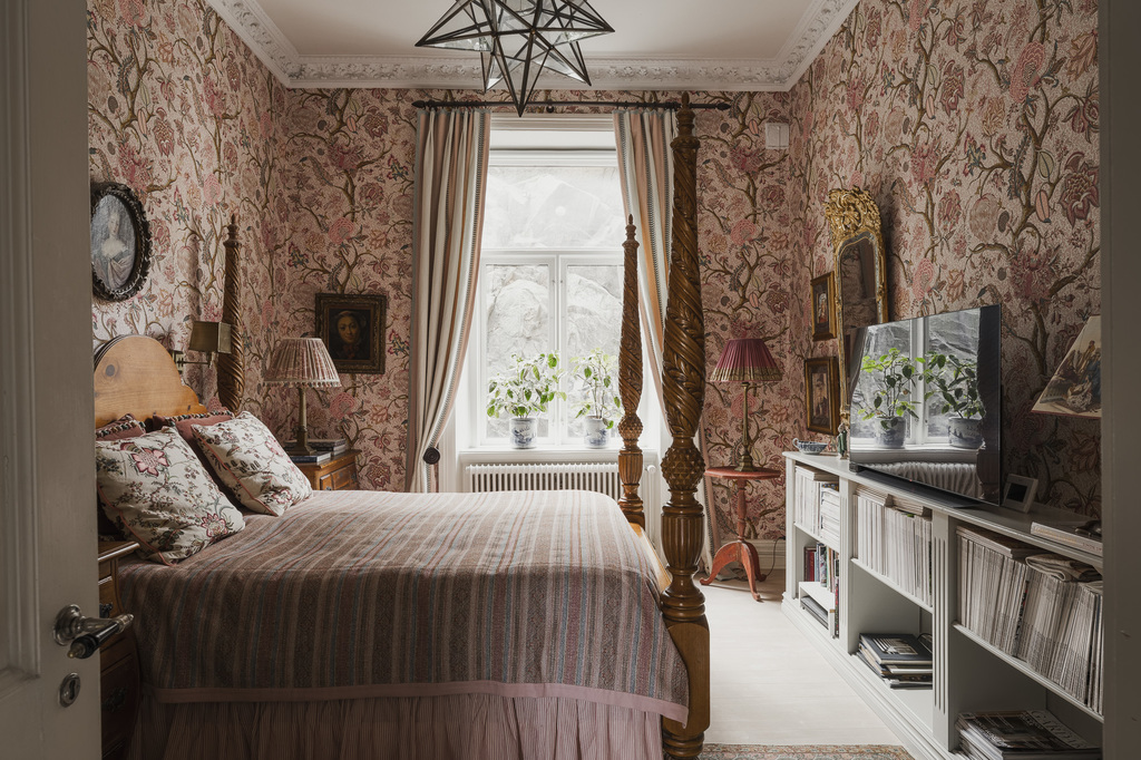 chambre avec papier-peint Pierre Frey rose trois-pièces décoration élégante chambre avec papier-peint Pierre Frey rose trois-pièces décoration élégante