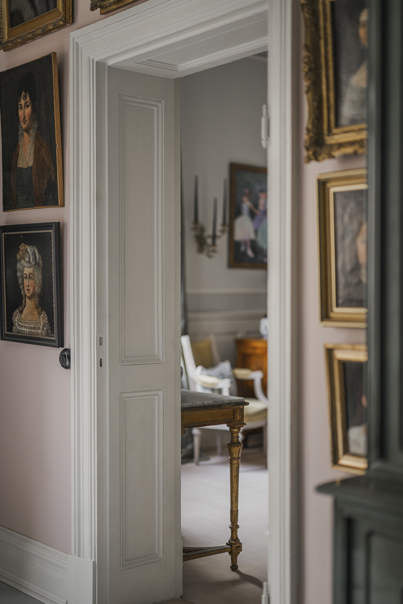 salon avec portraits anciens salon avec portraits anciens