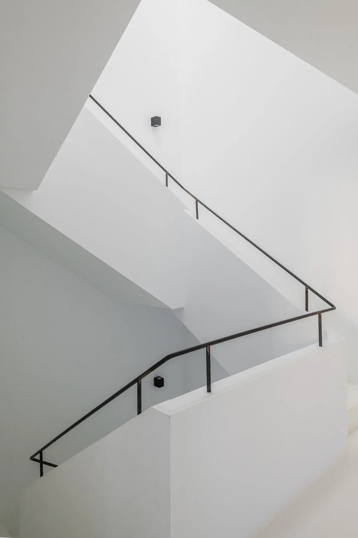 escalier avec puit de lumière maison décoration design blanche et noire minimaliste escalier avec puit de lumière maison décoration design blanche et noire minimaliste