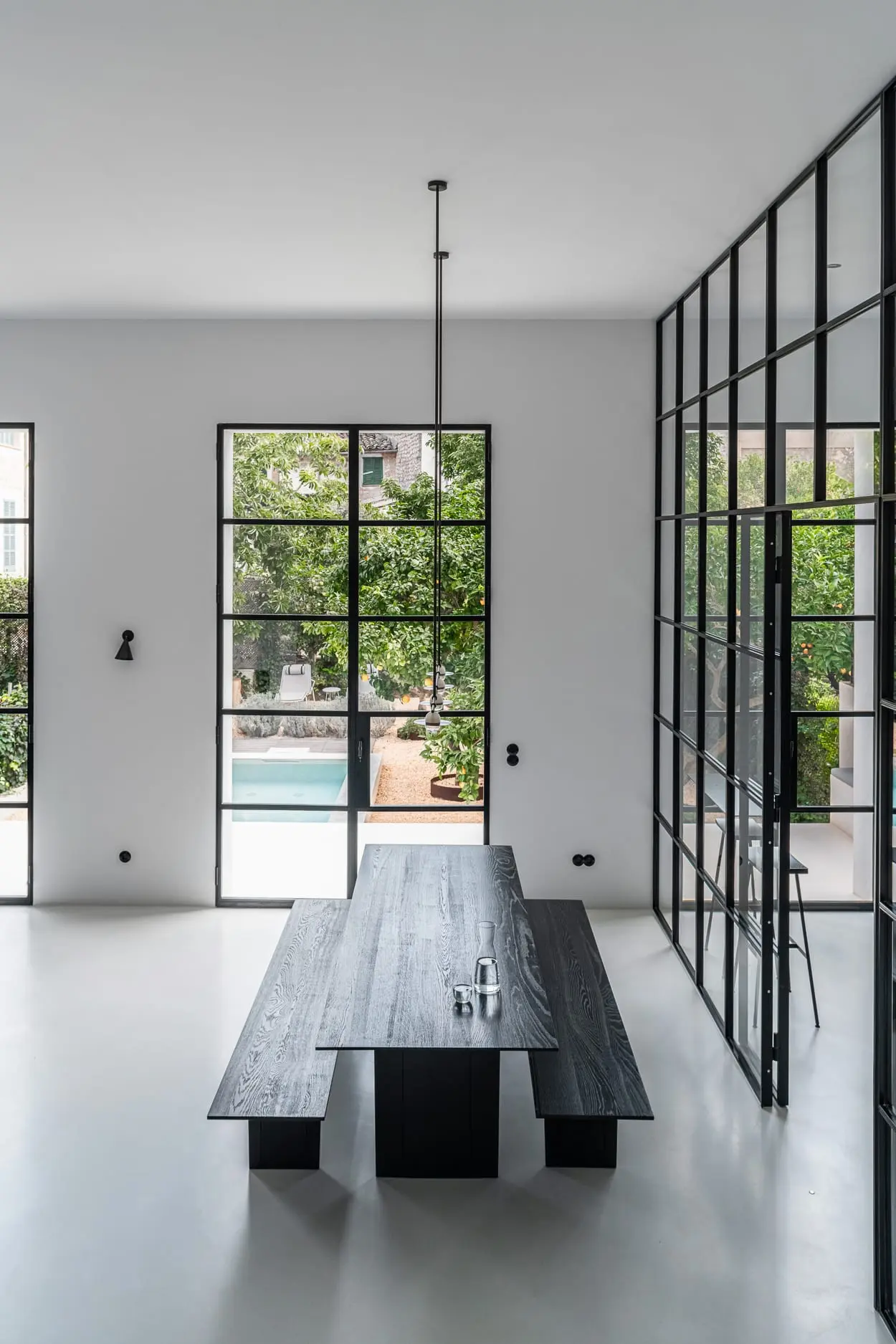 salle à manger et cuisine avec verrière décoration design blanche et noire minimaliste salle à manger et cuisine avec verrière décoration design blanche et noire minimaliste