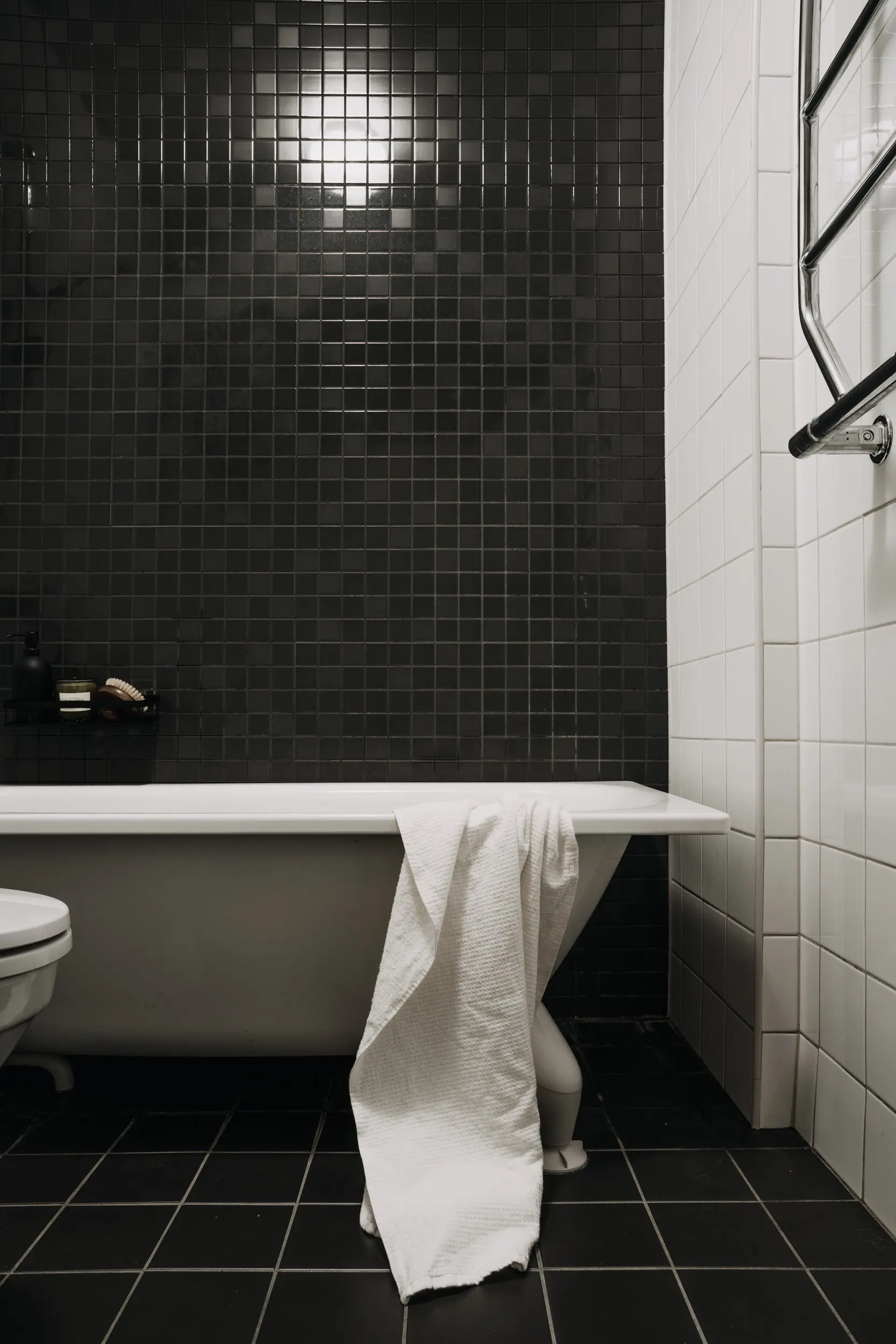 salle de bain noire et blanche décoration design