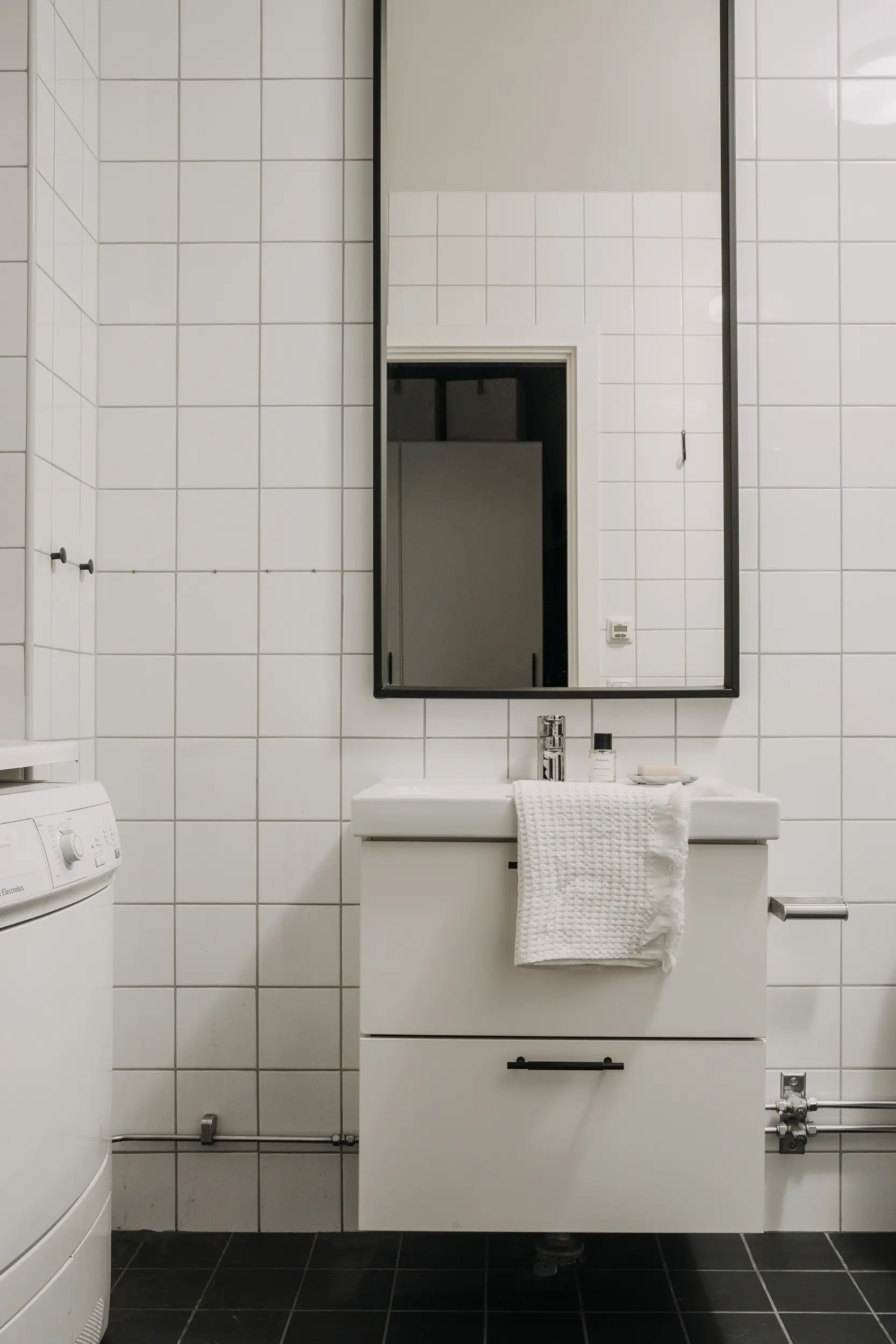 salle de bain noire et blanche