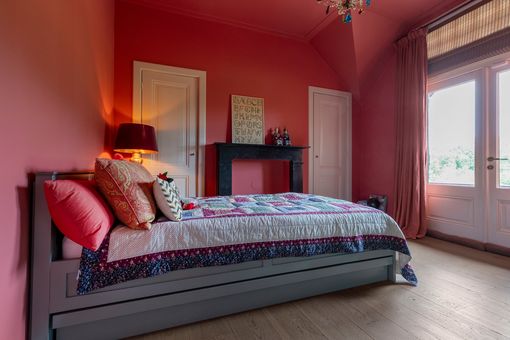 chambre murs rouges décoration classique chic