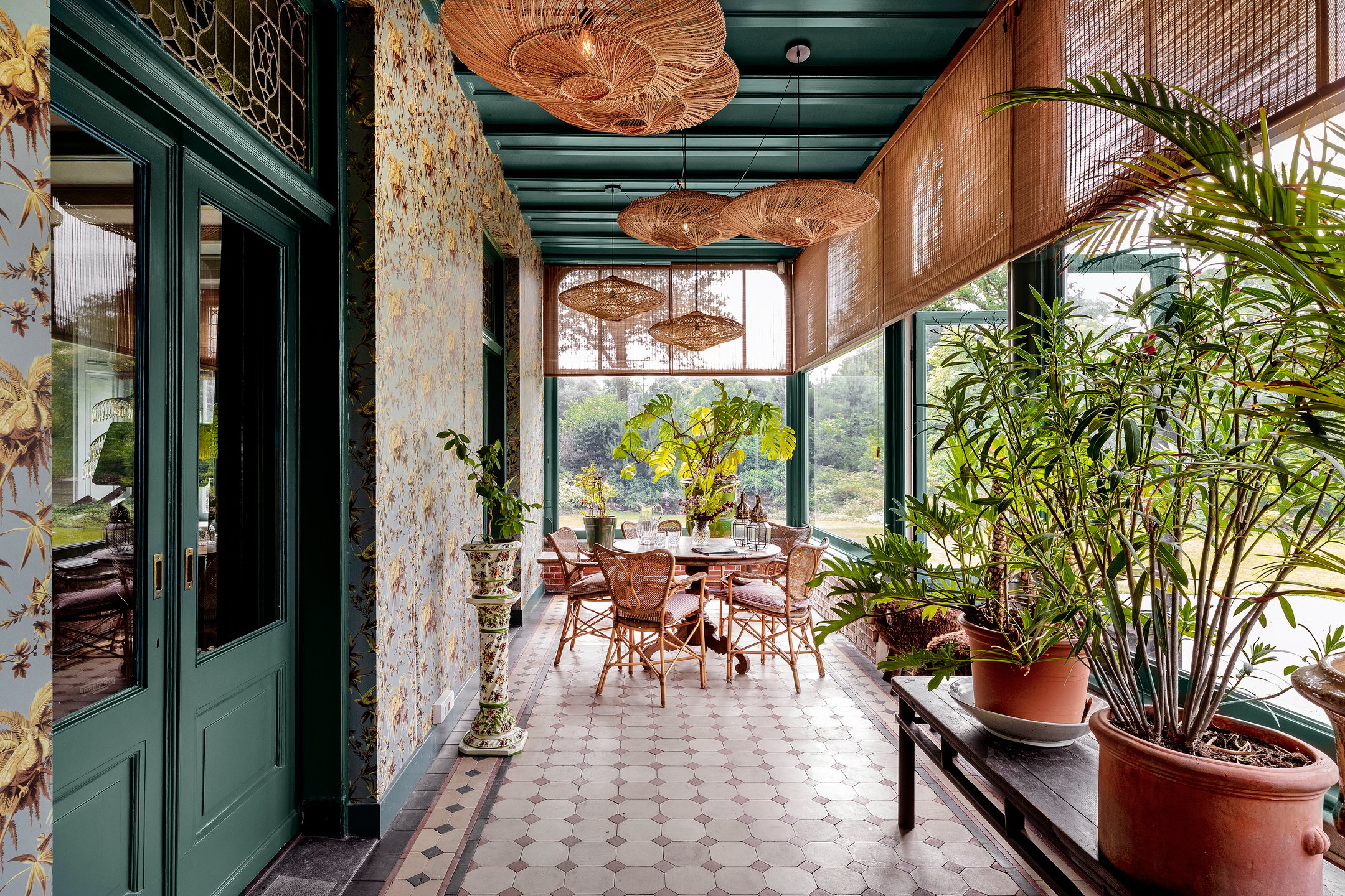 jardin d'hiver ancien avec mobilier en osier vintage
