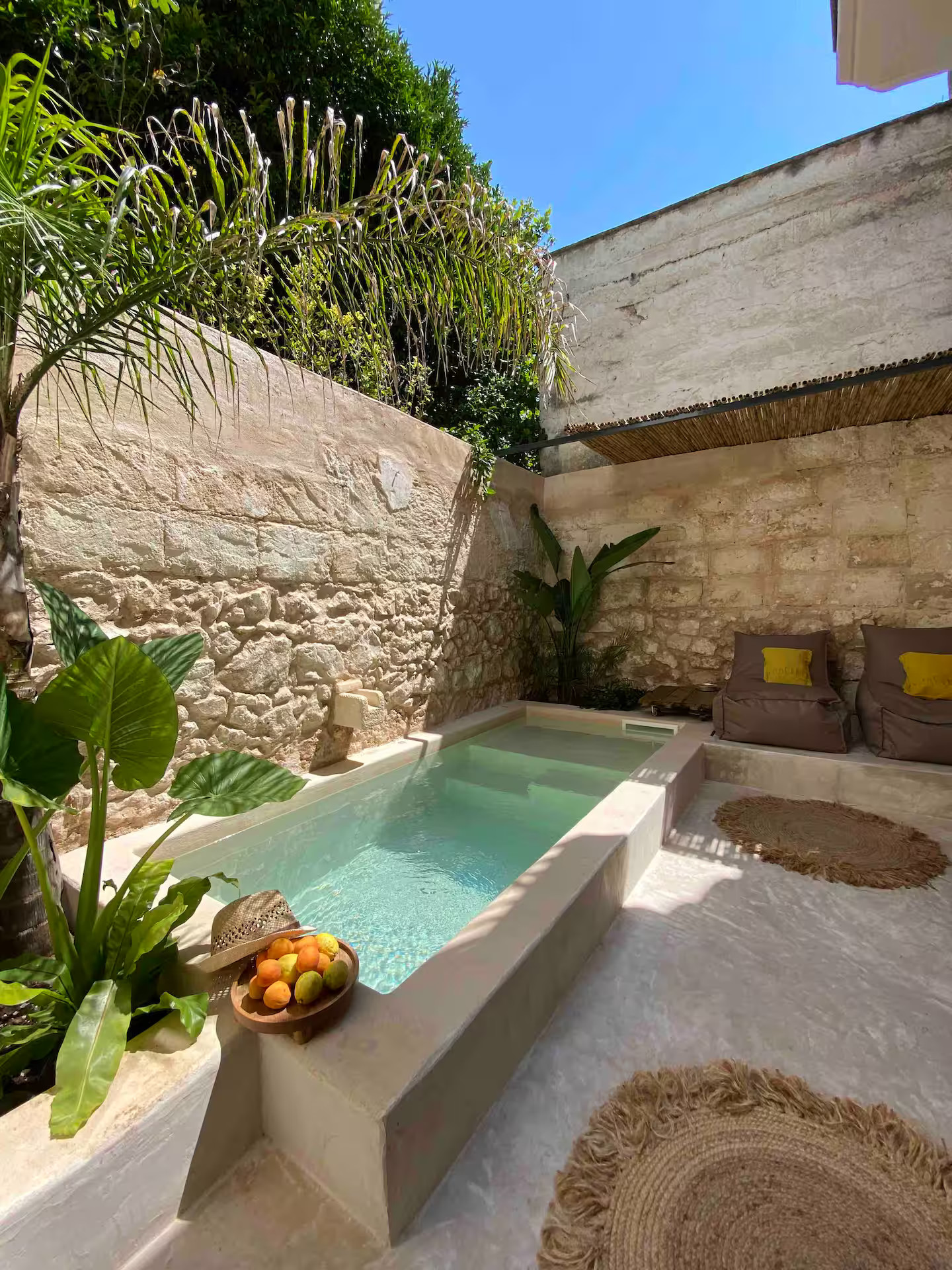 jardin avec petite piscine maçonnée murs pierres maison Musa Aqua