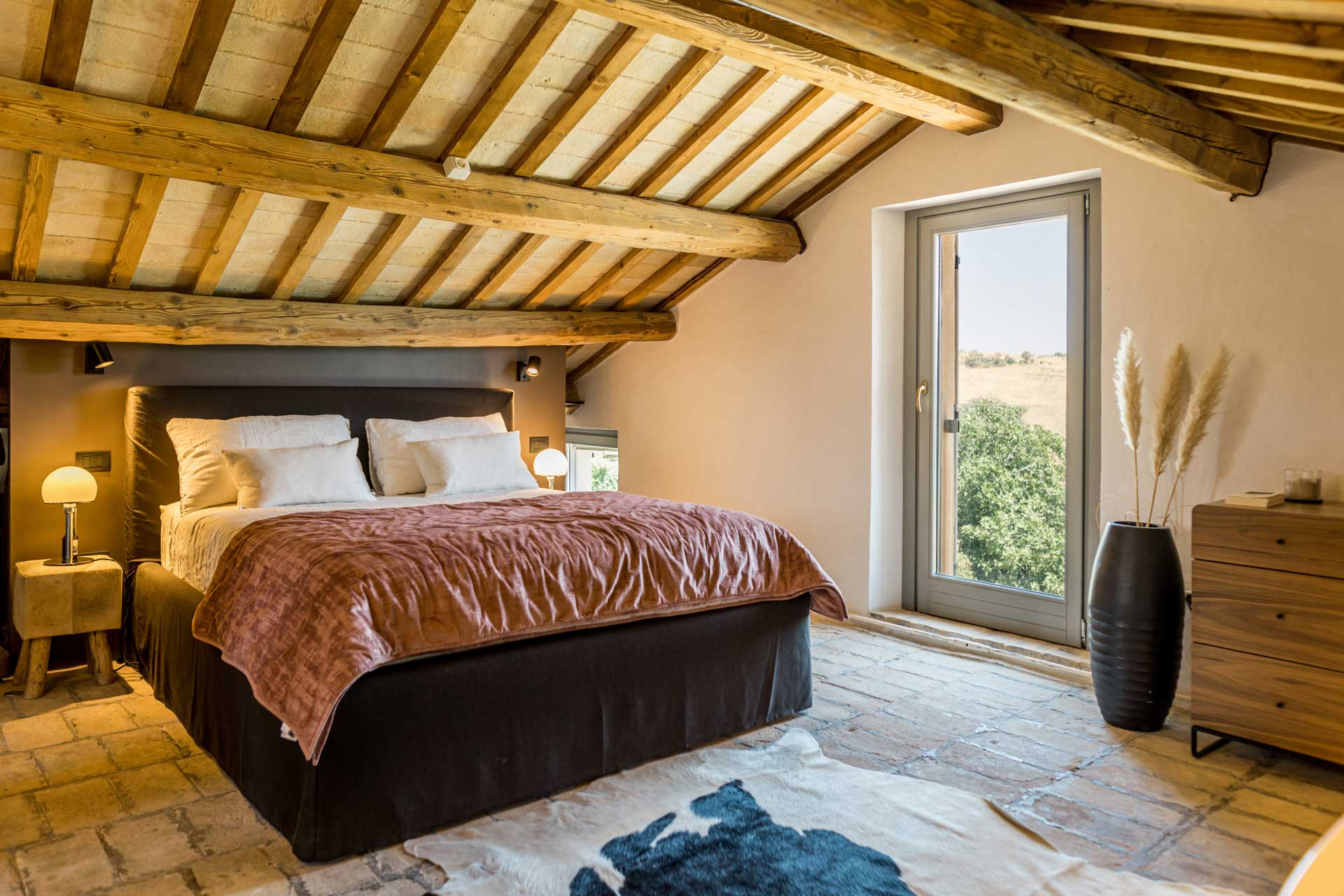 chambre mansardée avec poutres maison ancienne en pierres Italie "La Pergola" chambre mansardée avec poutres maison ancienne en pierres Italie "La Pergola"