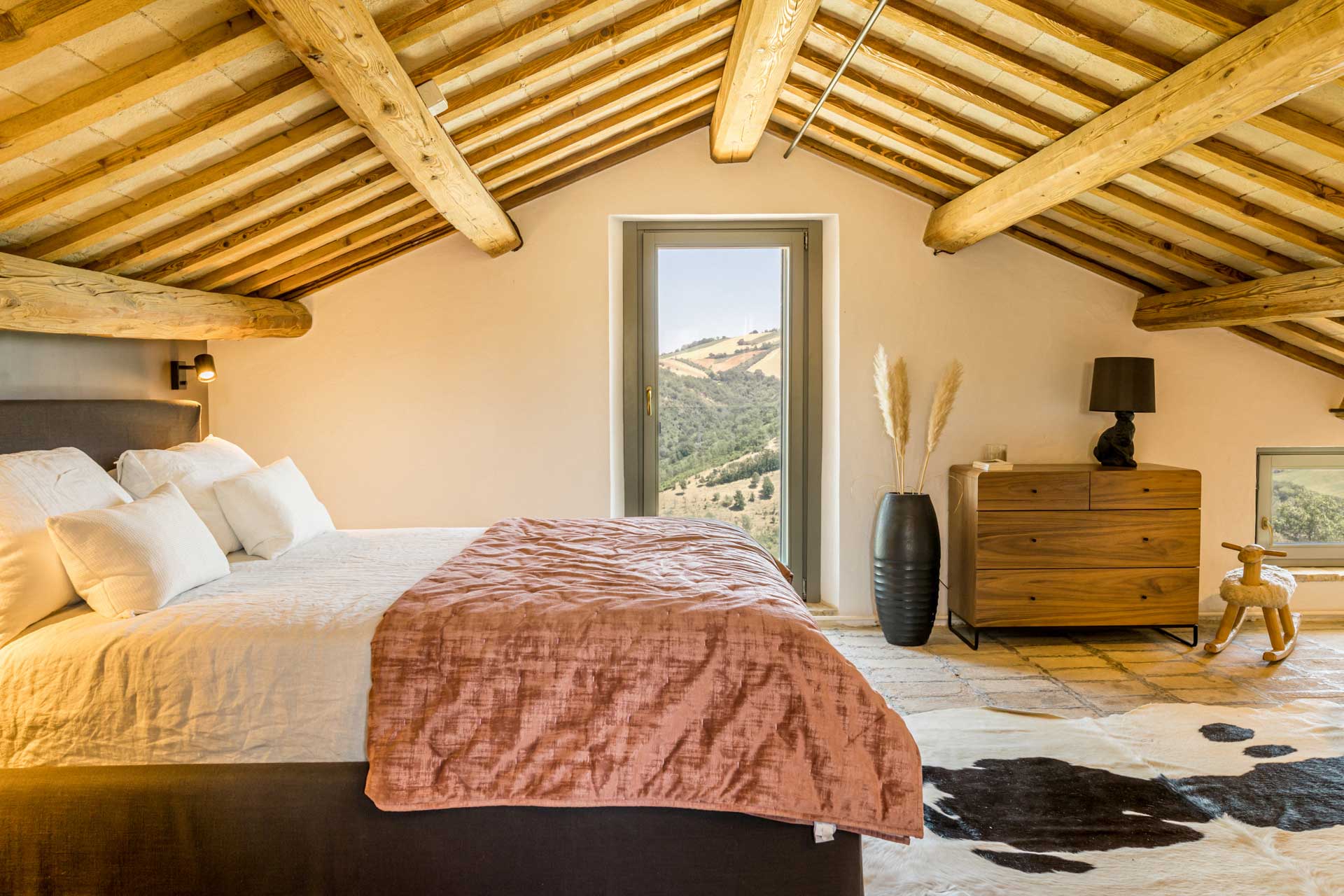 chambre mansardée avec poutres maison ancienne en pierres Italie "La Pergola" chambre mansardée avec poutres maison ancienne en pierres Italie "La Pergola"