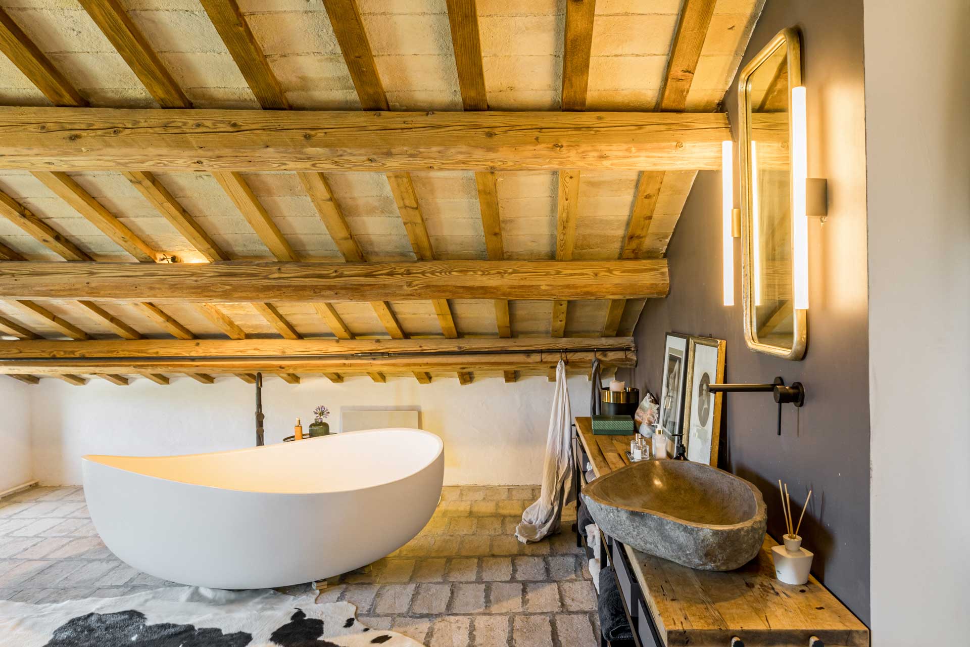 salle de bain design mansardée maison ancienne en pierres Italie "La Pergola" salle de bain design mansardée maison ancienne en pierres Italie "La Pergola"