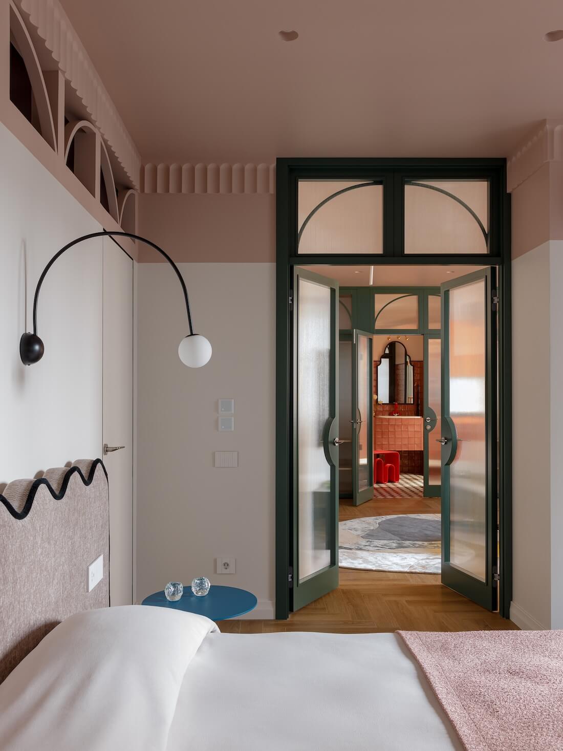 chambre décoration contemporaine colorée plafond rose