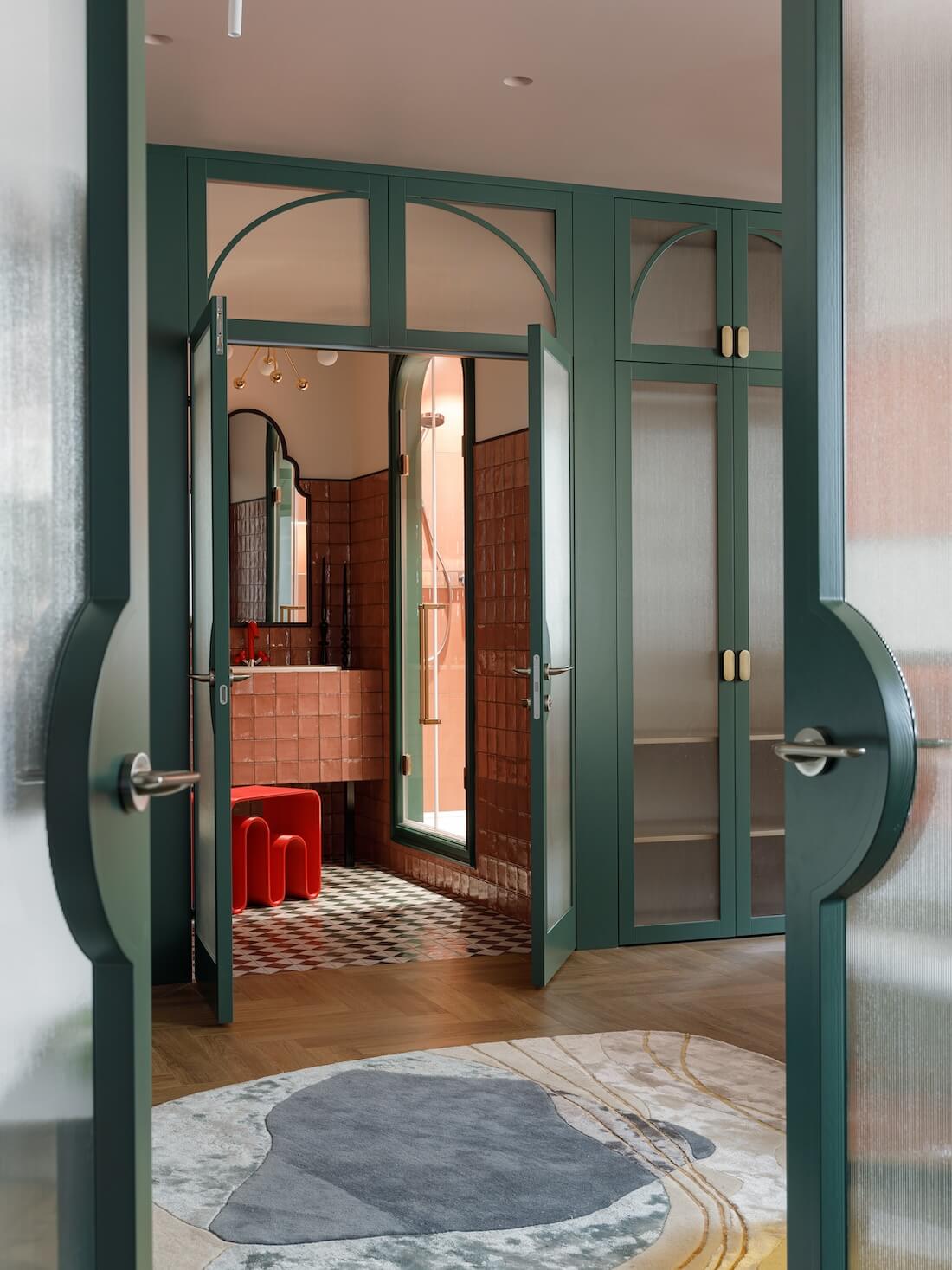 salle de bain décoration contemporaine colorée 