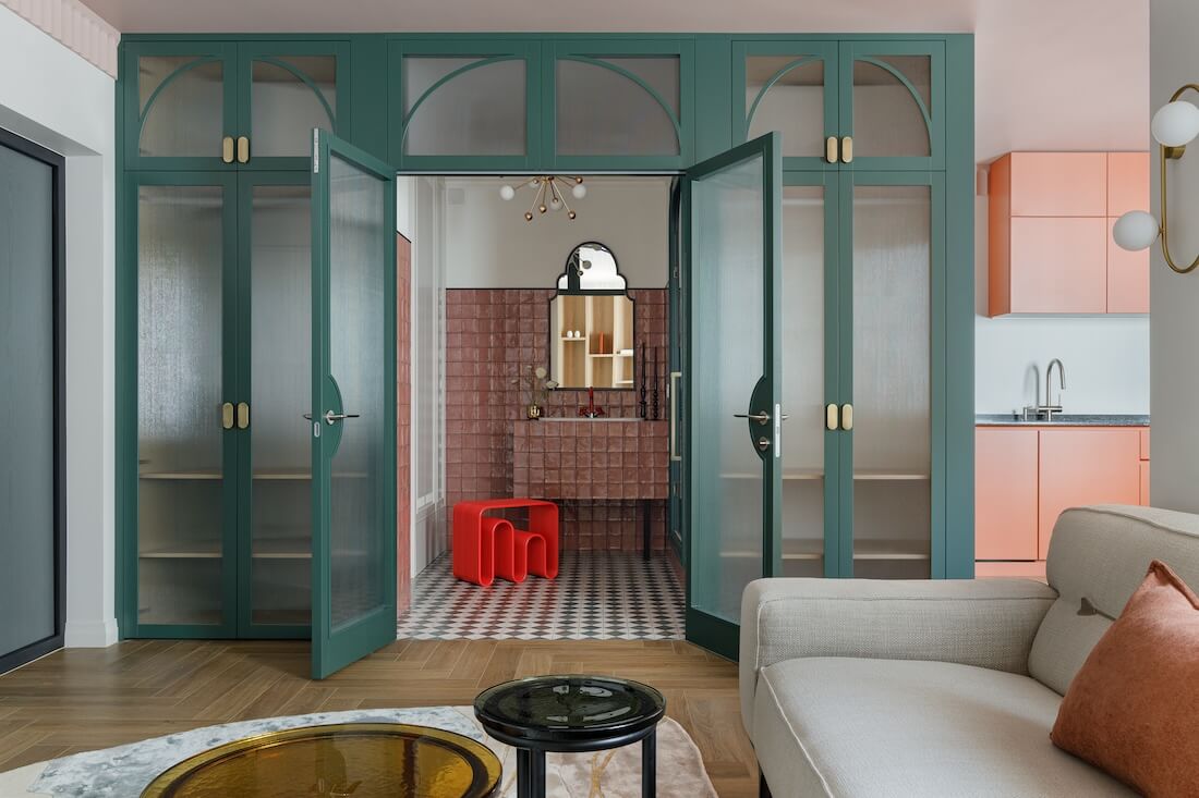 salle de bain décoration contemporaine colorée carrelage rose