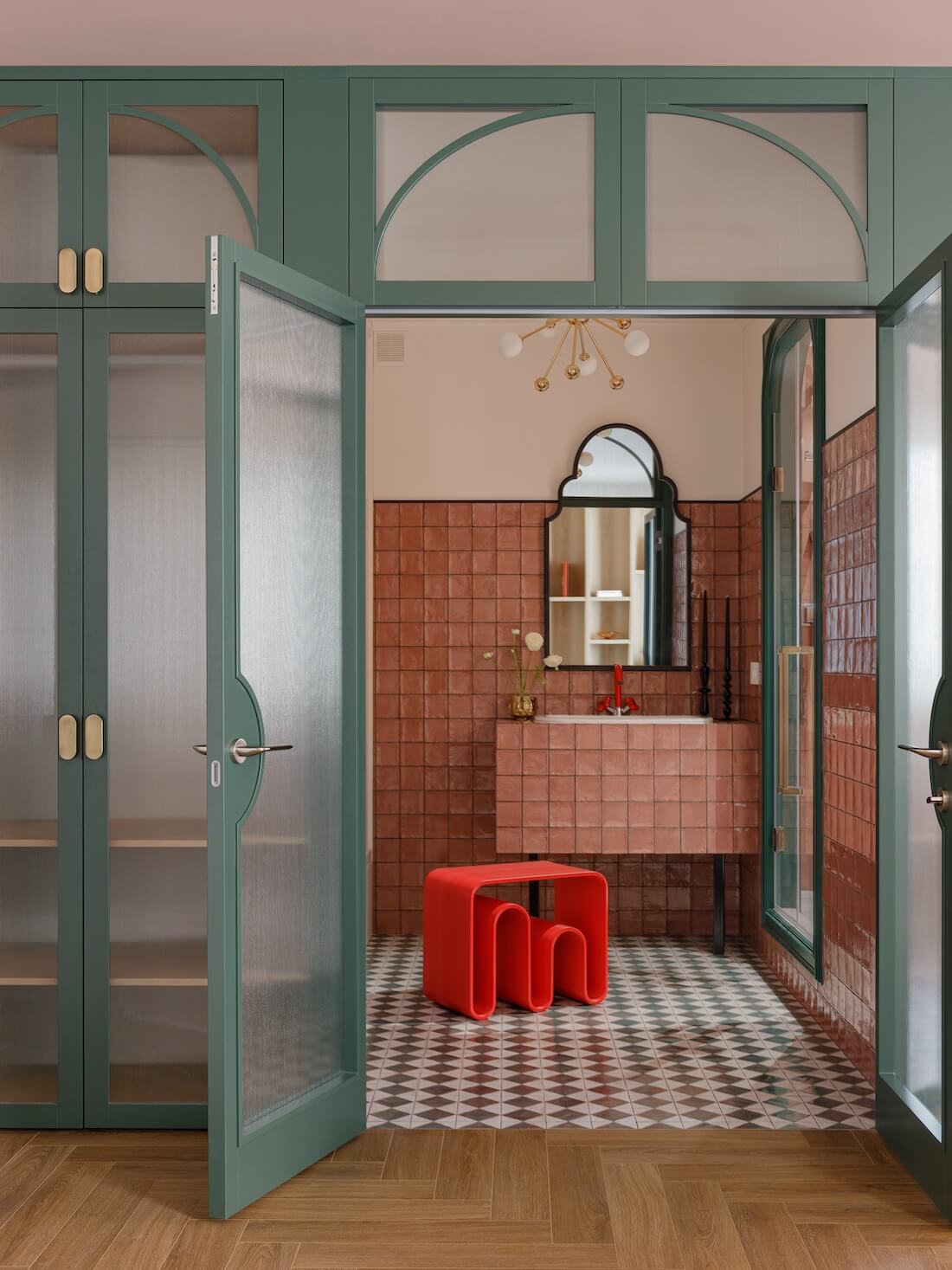 salle de bain décoration contemporaine colorée carrelage rose