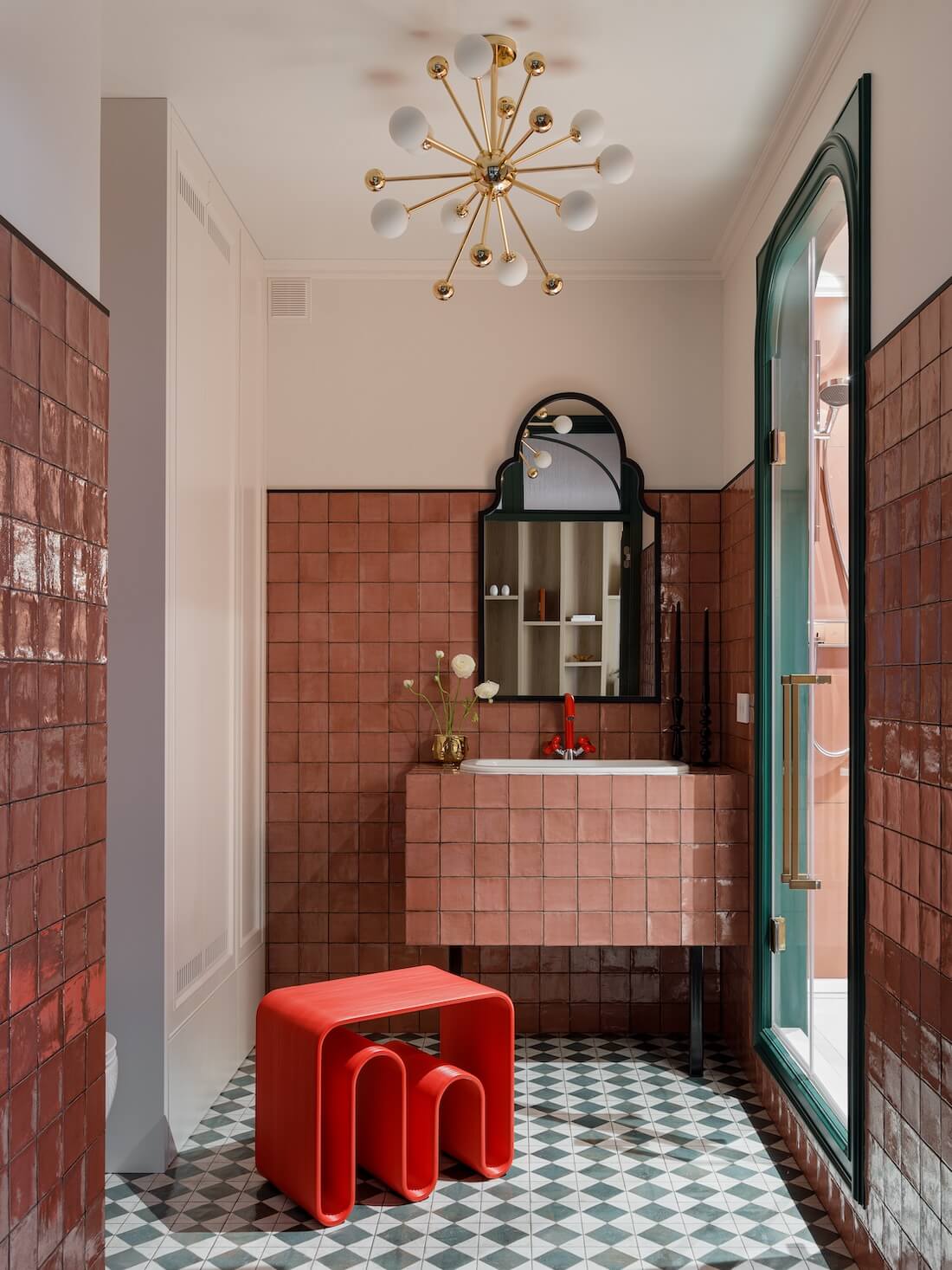 salle de bain carrelage rose sol damier