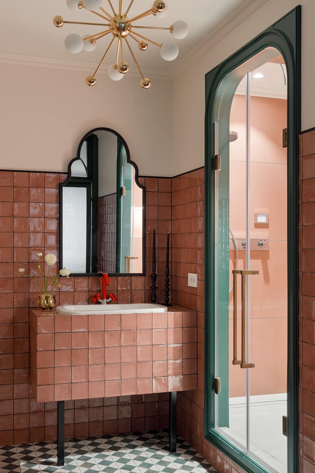 salle de bain carrelage rose sol damier