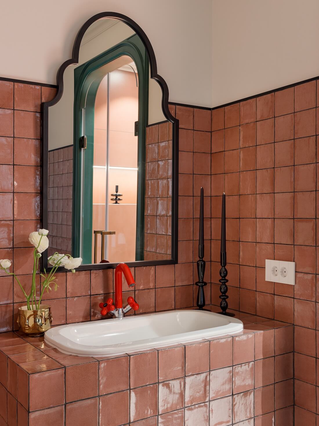 salle de bain carrelage rose sol damier