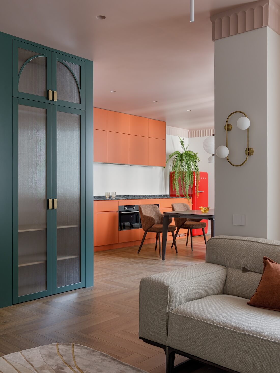 cuisine orange avec salle à manger