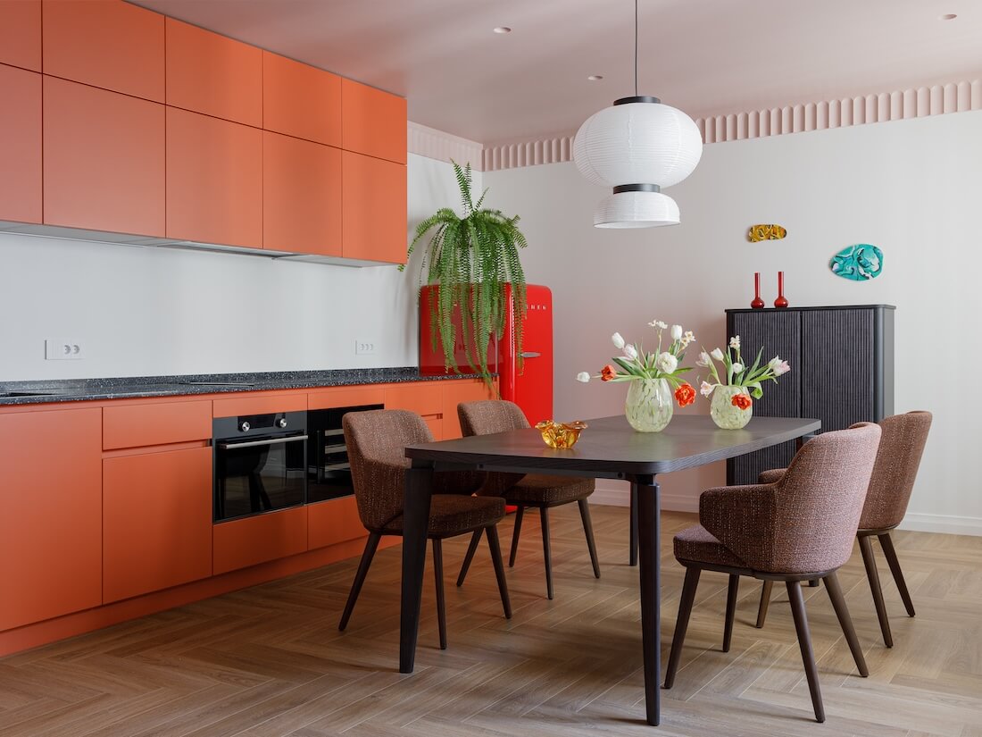 cuisine orange avec salle à manger