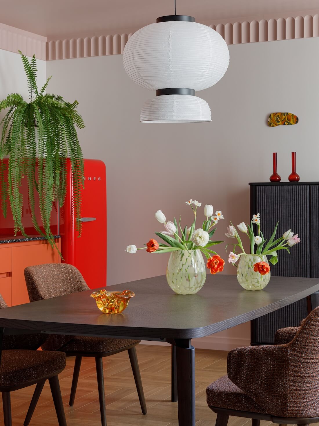 cuisine orange avec salle à manger