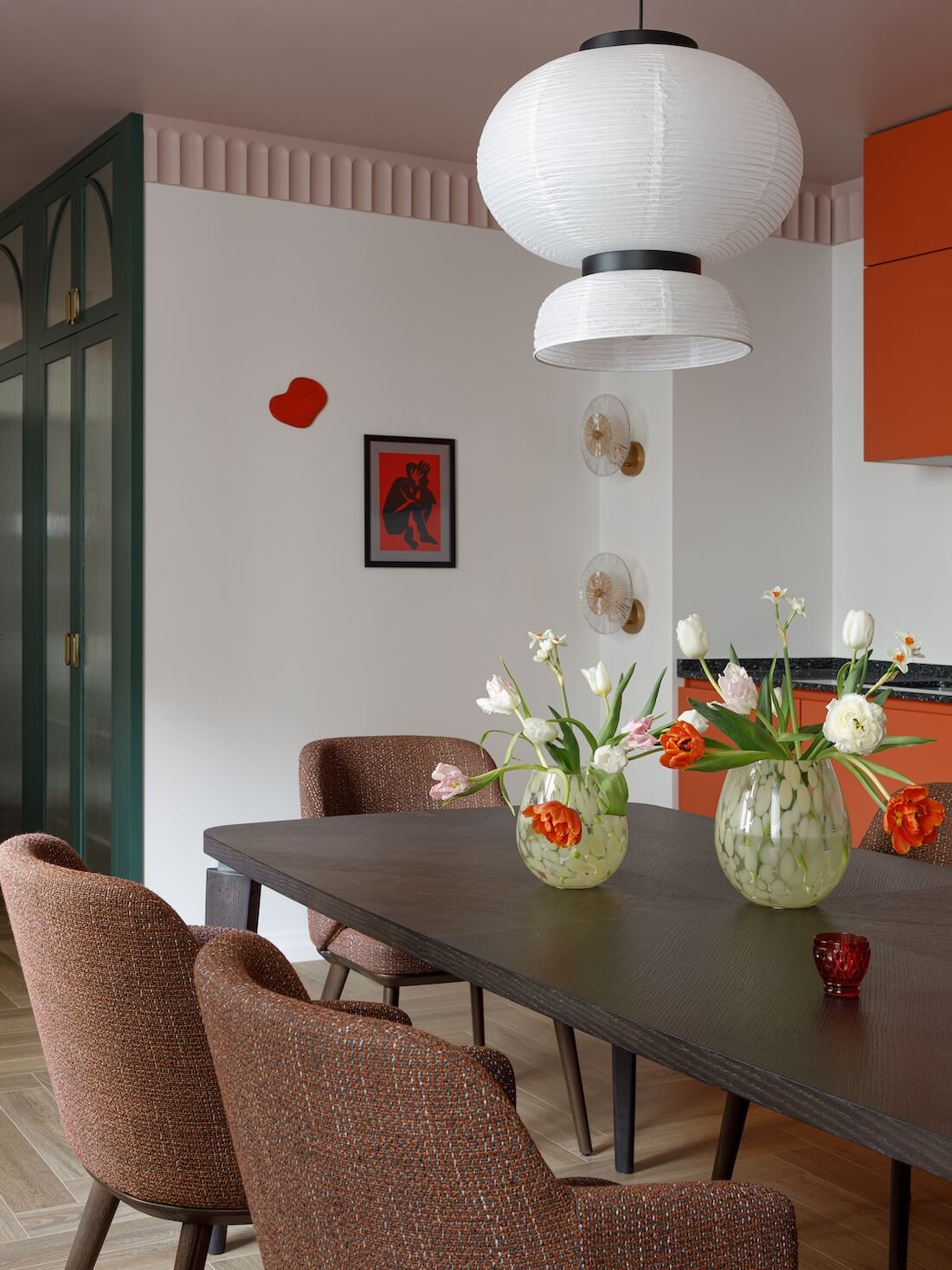 cuisine orange avec salle à manger