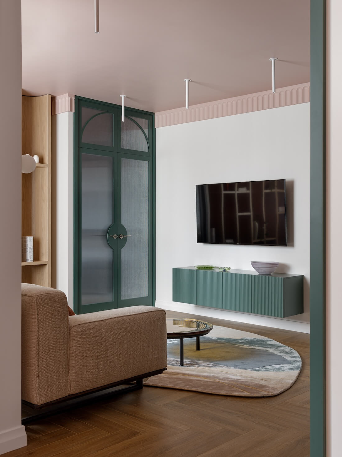 salon avec bibliothèque décoration contemporaine colorée