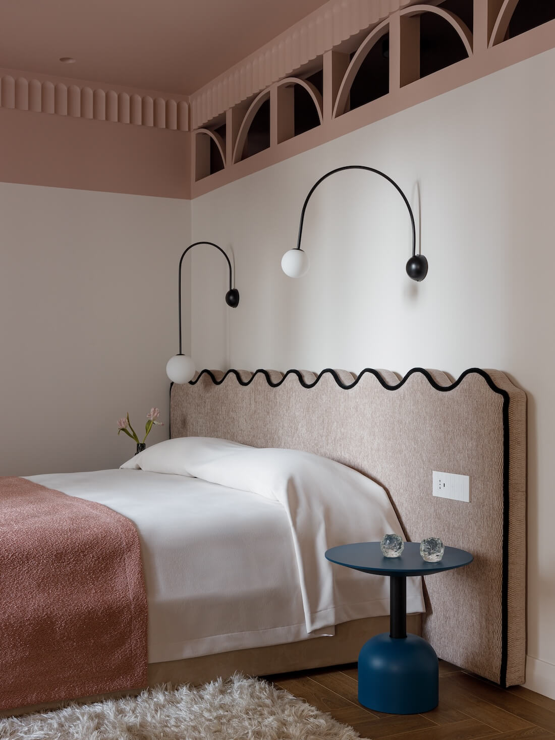 chambre décoration contemporaine colorée plafond rose