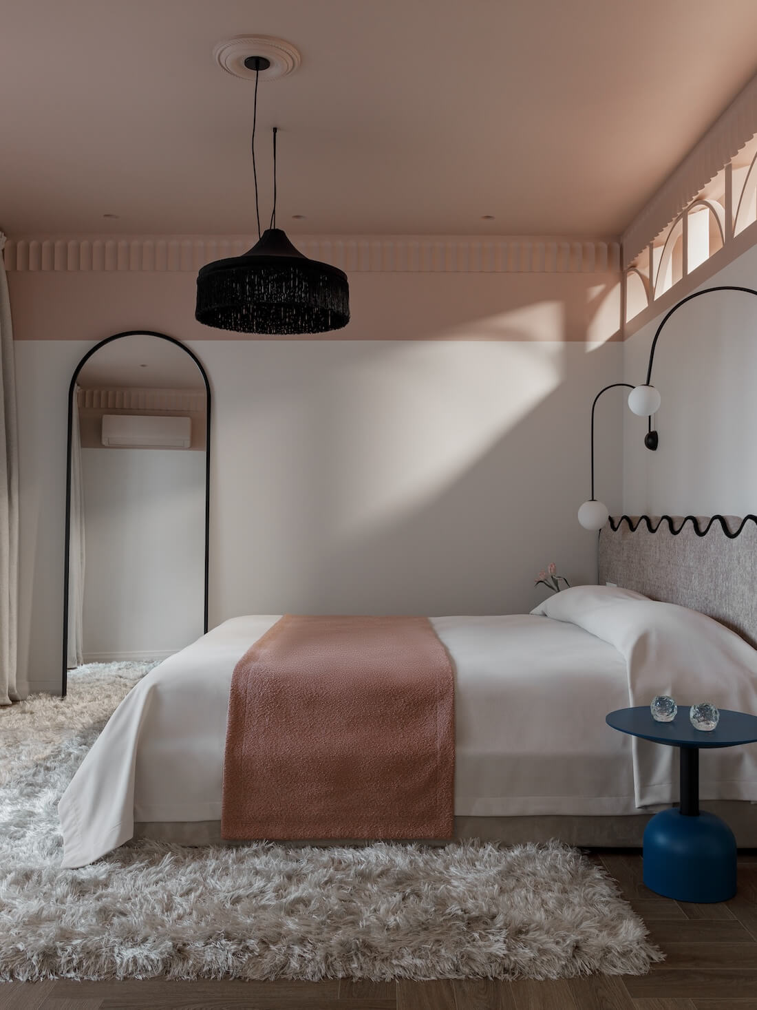 chambre décoration contemporaine colorée plafond rose