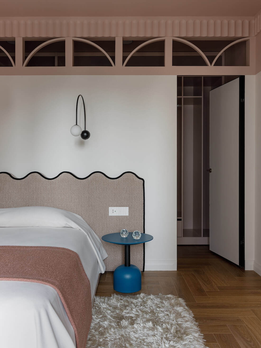 chambre décoration contemporaine colorée plafond rose