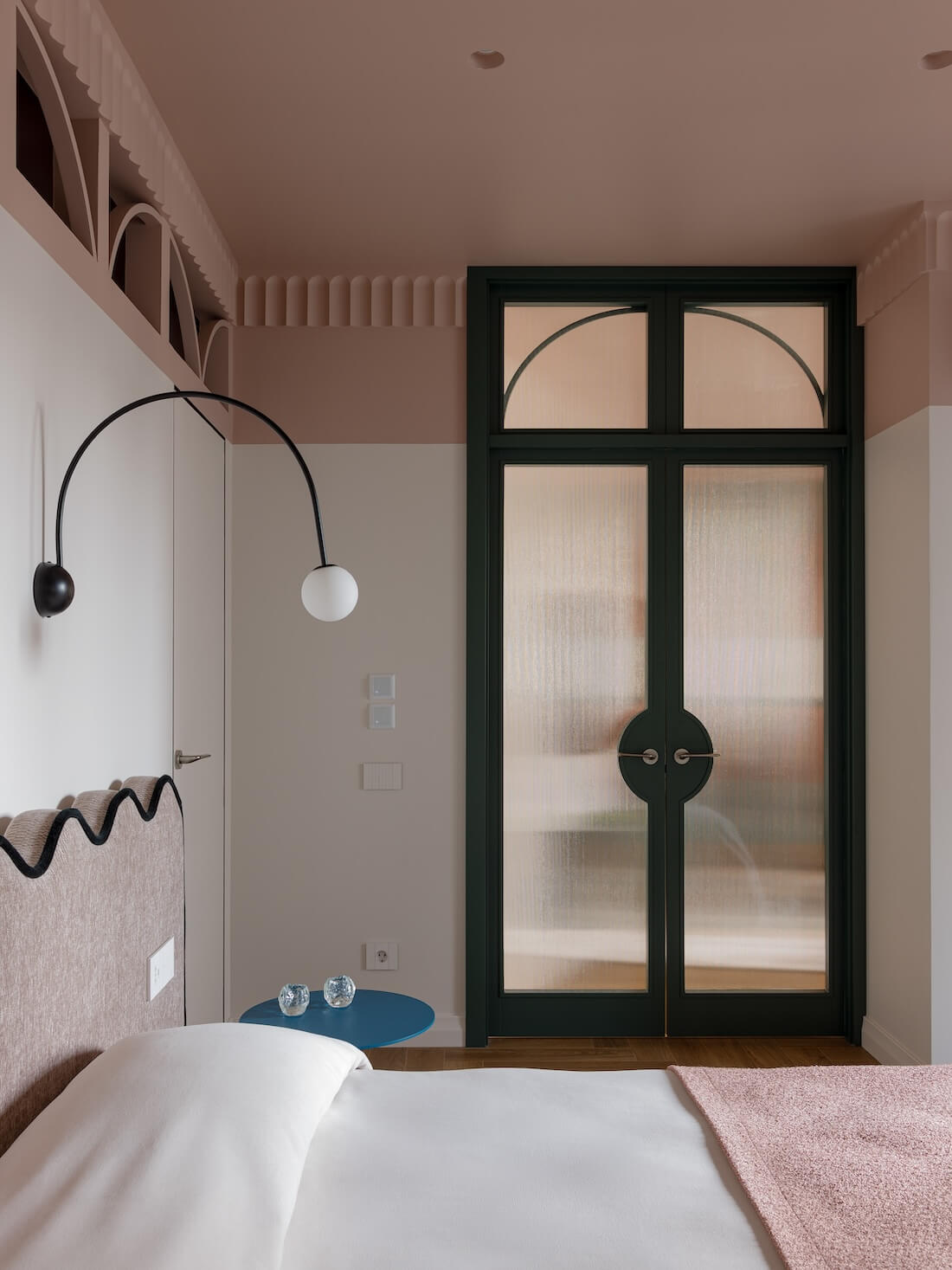 chambre décoration contemporaine colorée plafond rose