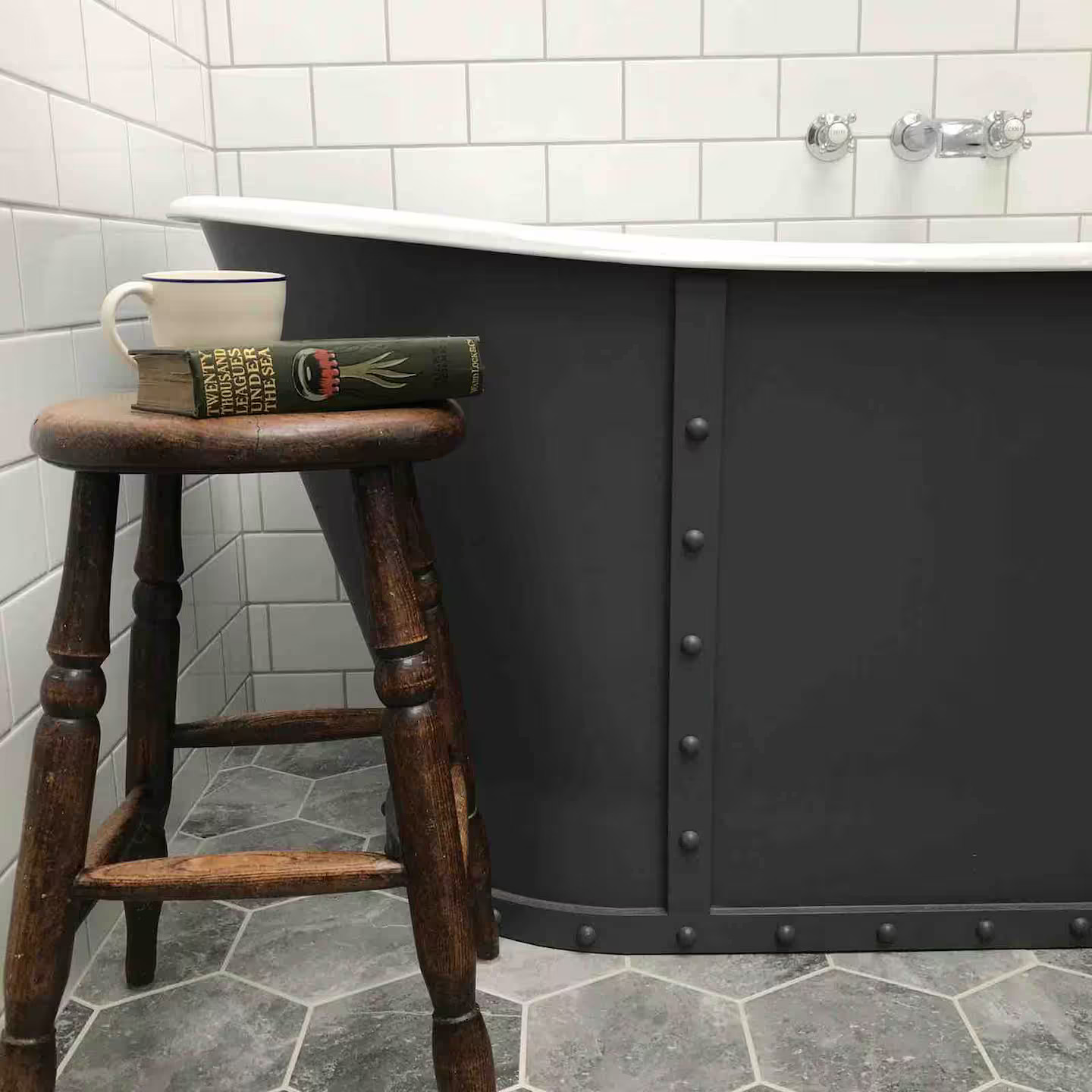 baignoire en fonte noire dans salle de bain The Crow’s Nest baignoire en fonte noire dans salle de bain The Crow’s Nest