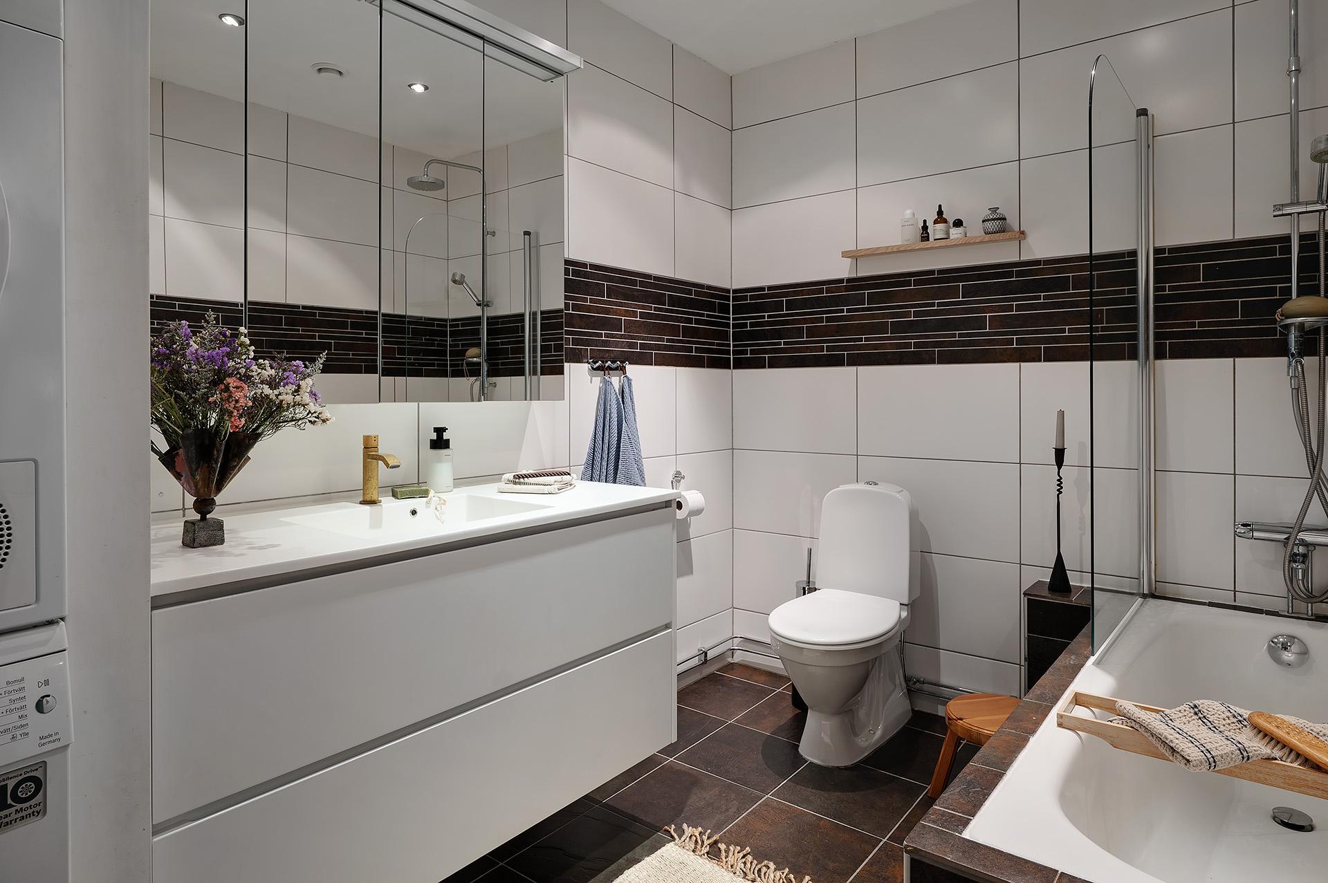 salle de bain blanche et marron moderne