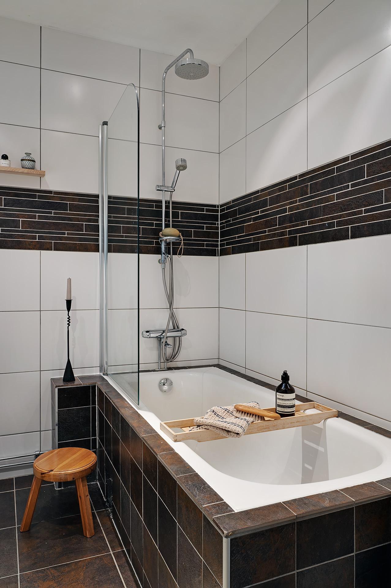 salle de bain blanche et marron moderne